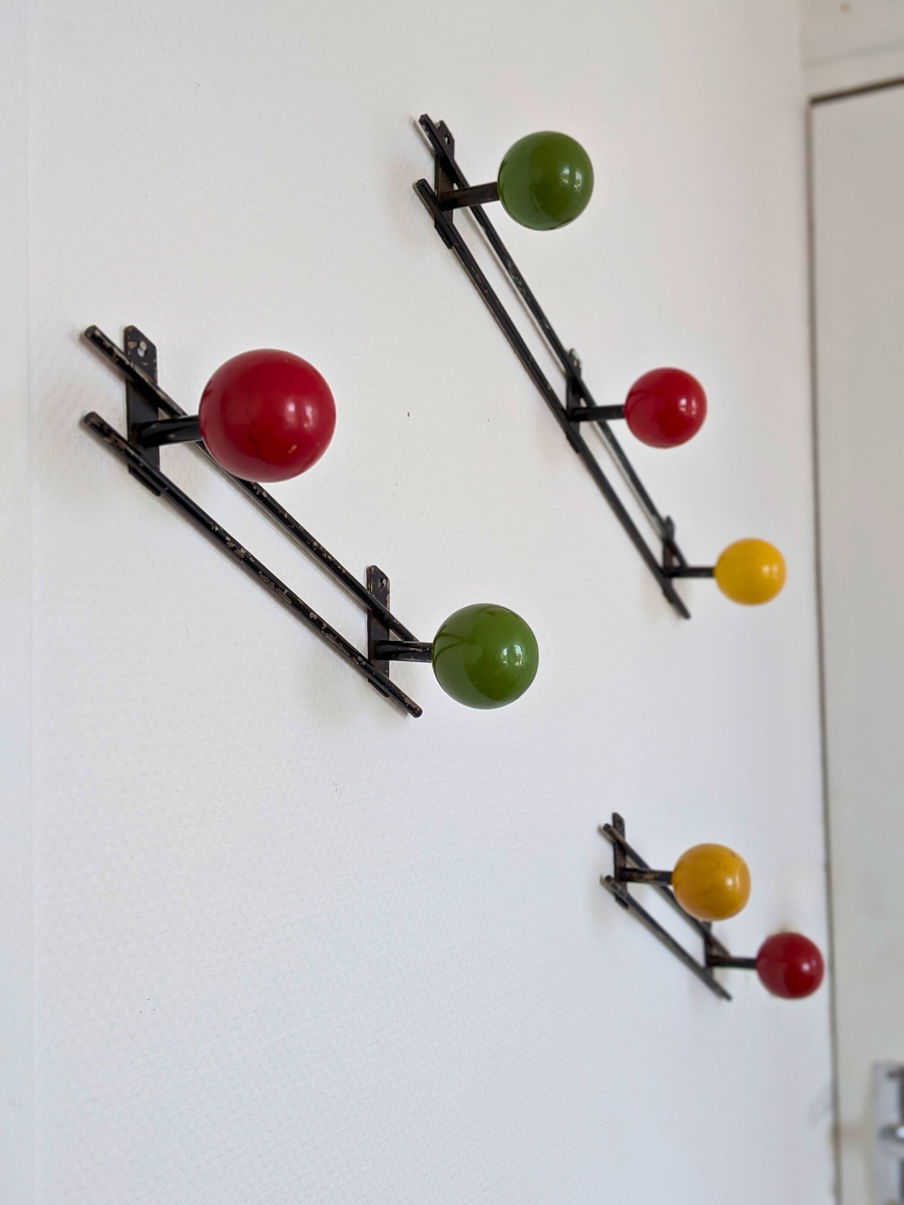 Porte manteau mural boules bois métal noir années 60