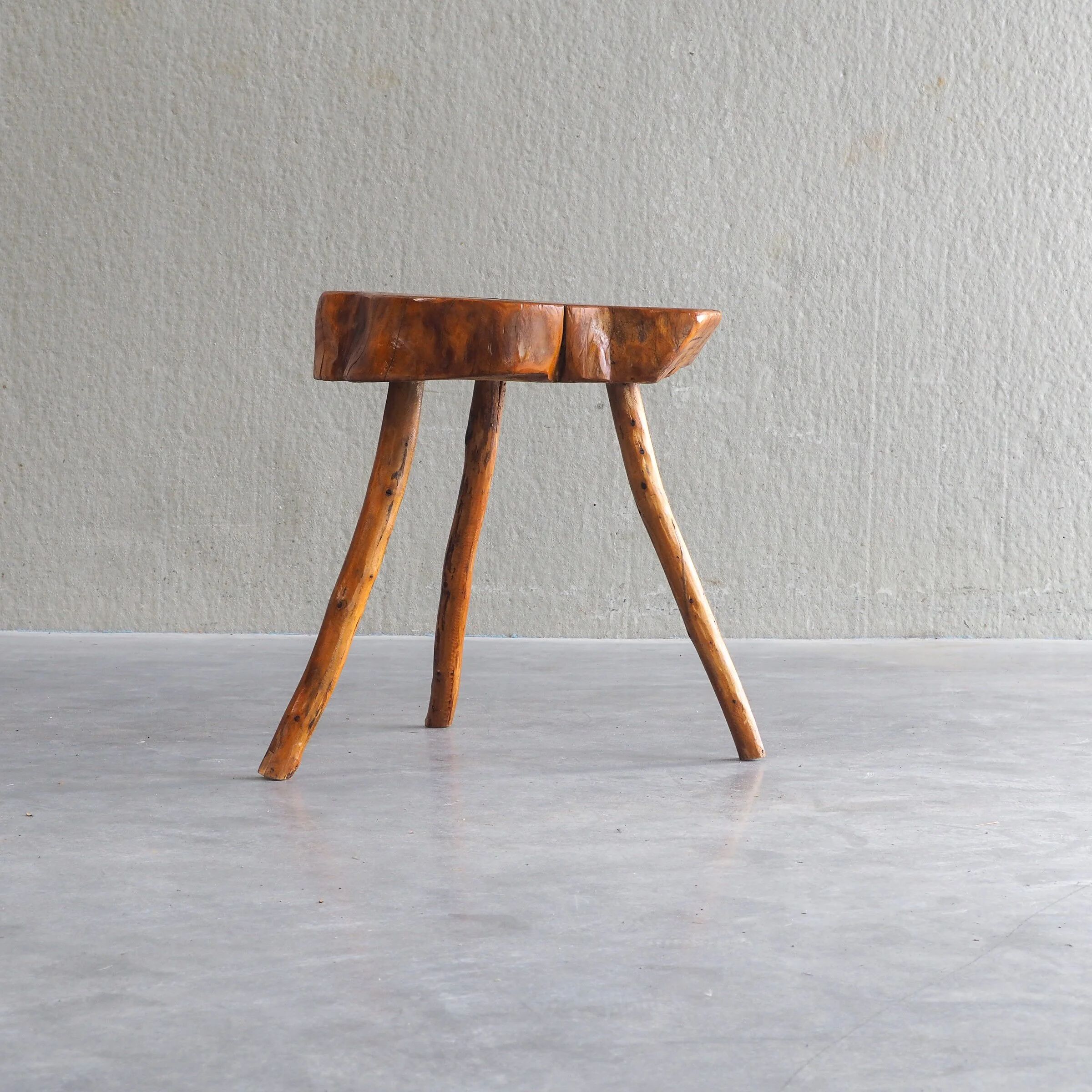 Table d'appoint en bois d'orme français vintage
