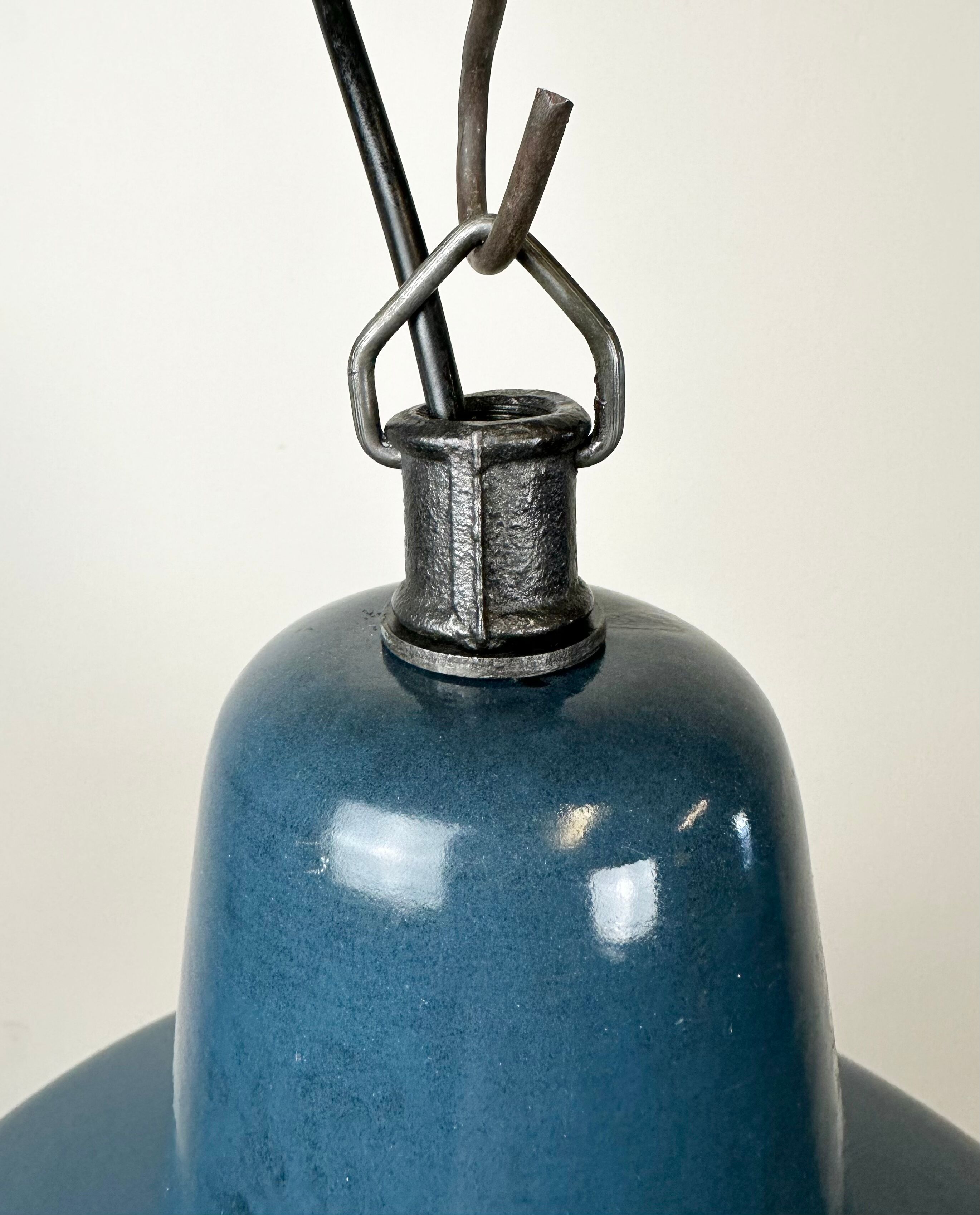 Suspension industrielle en émail bleu d’usine, années 1960