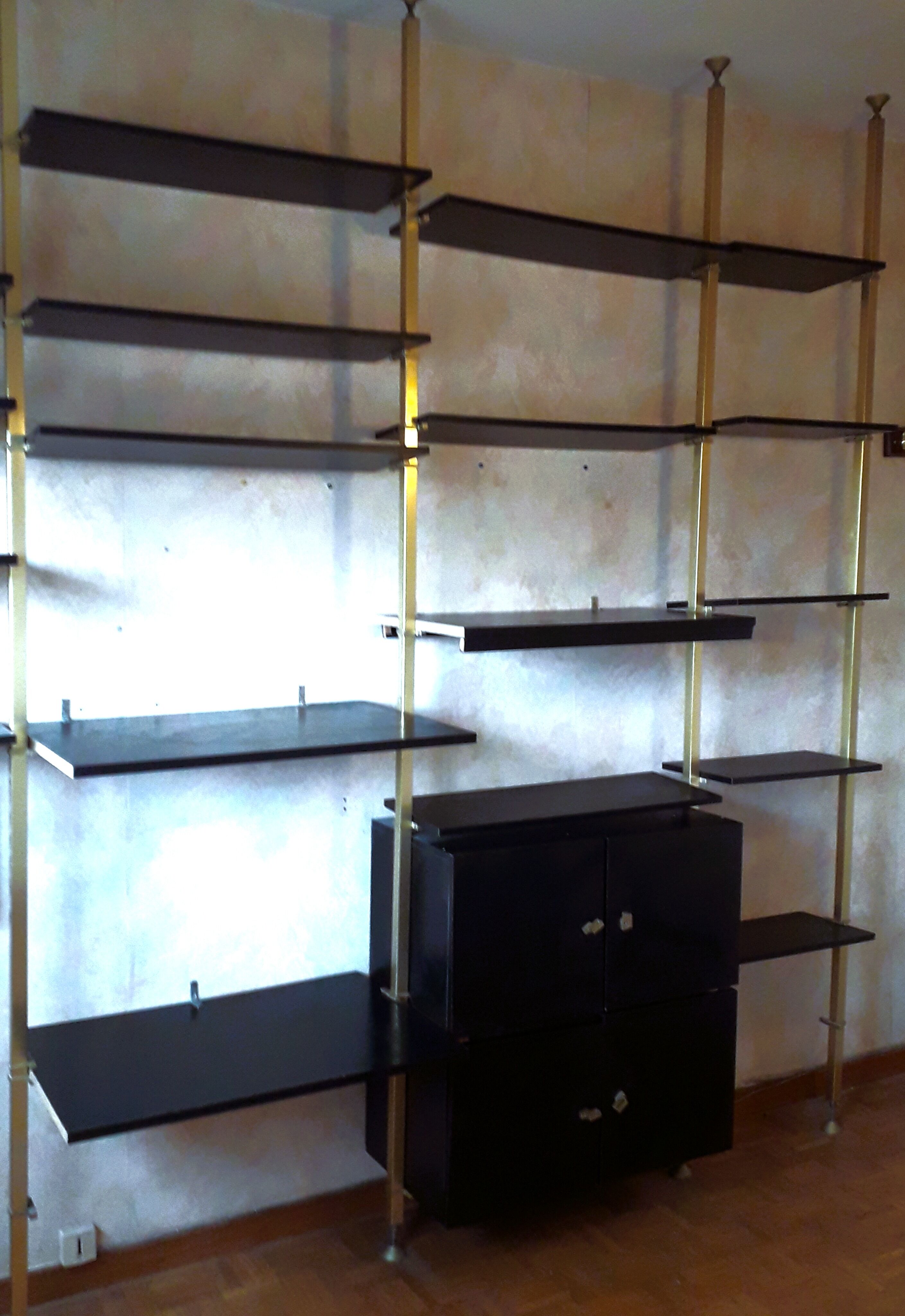 Shelf rock- telescopic wood