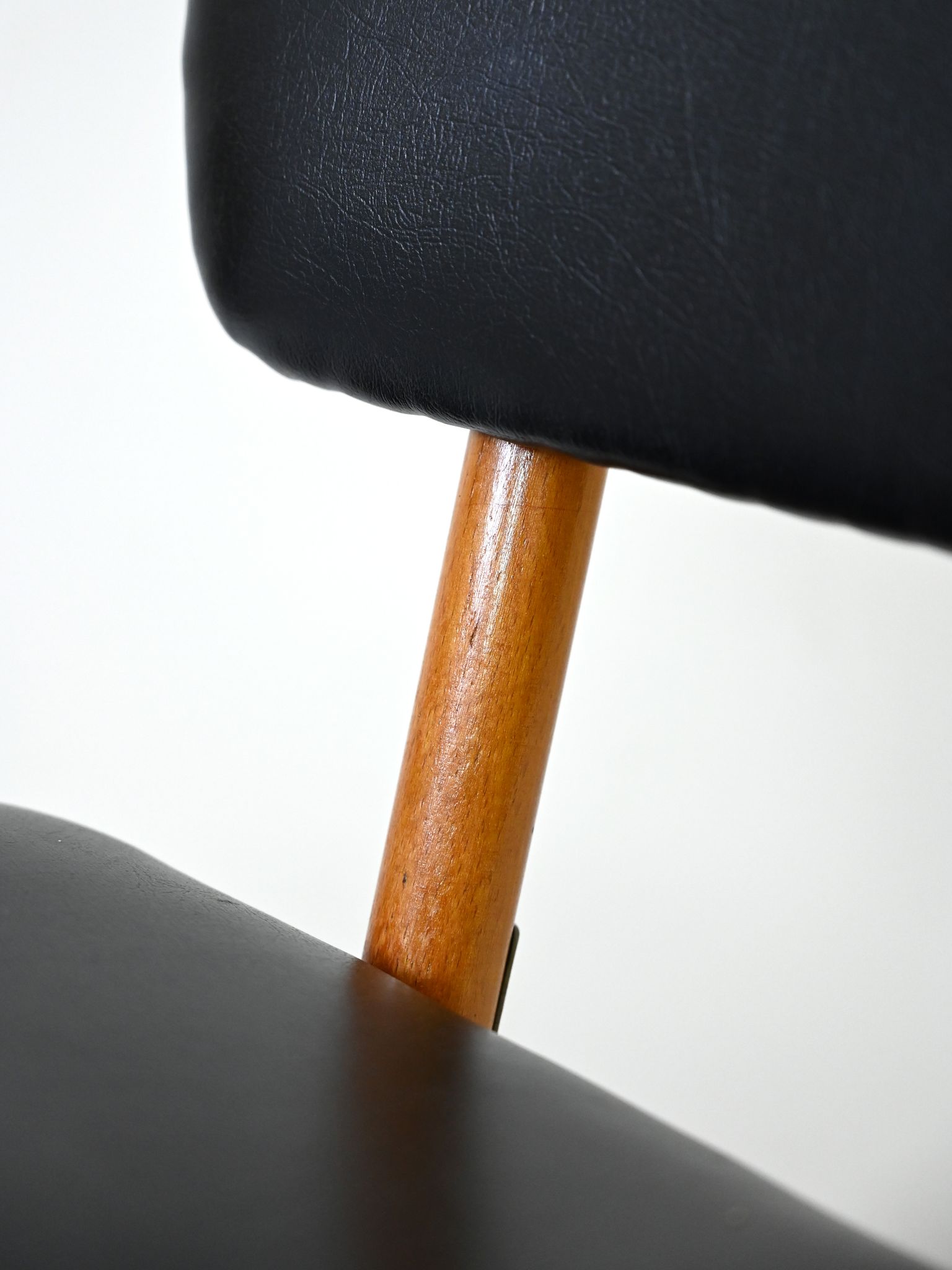 Chaise scandinave vintage en cuir noir