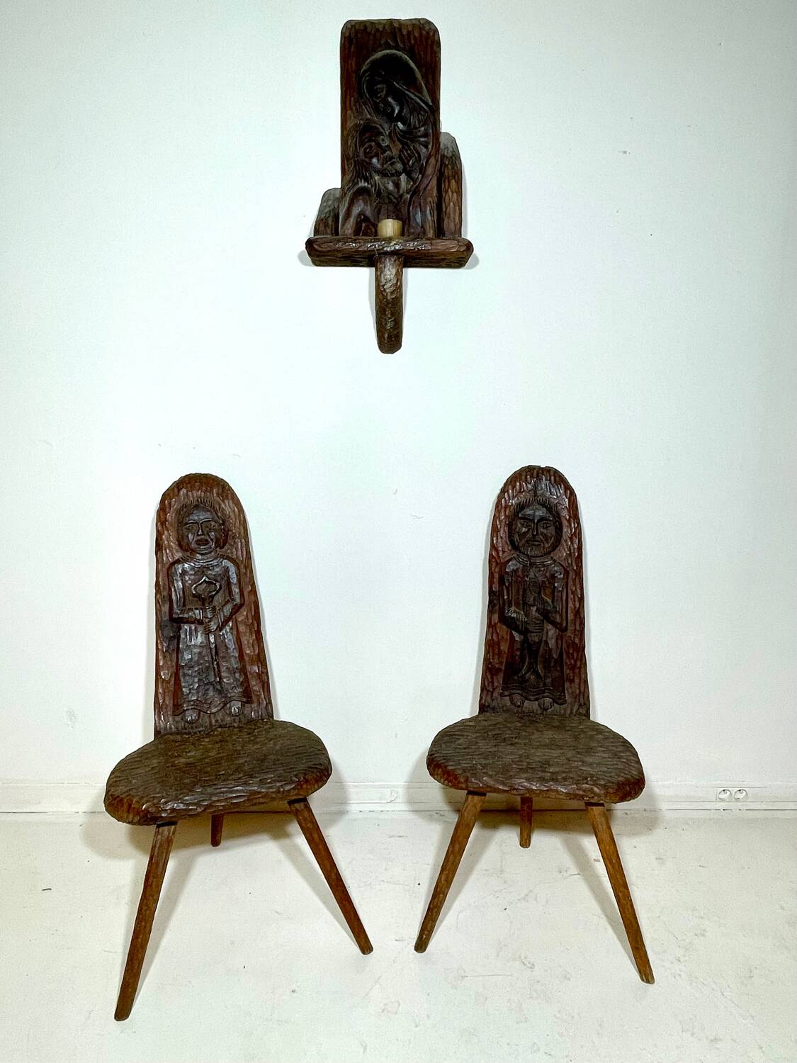 Paire de chaises religieuses et 1 applique