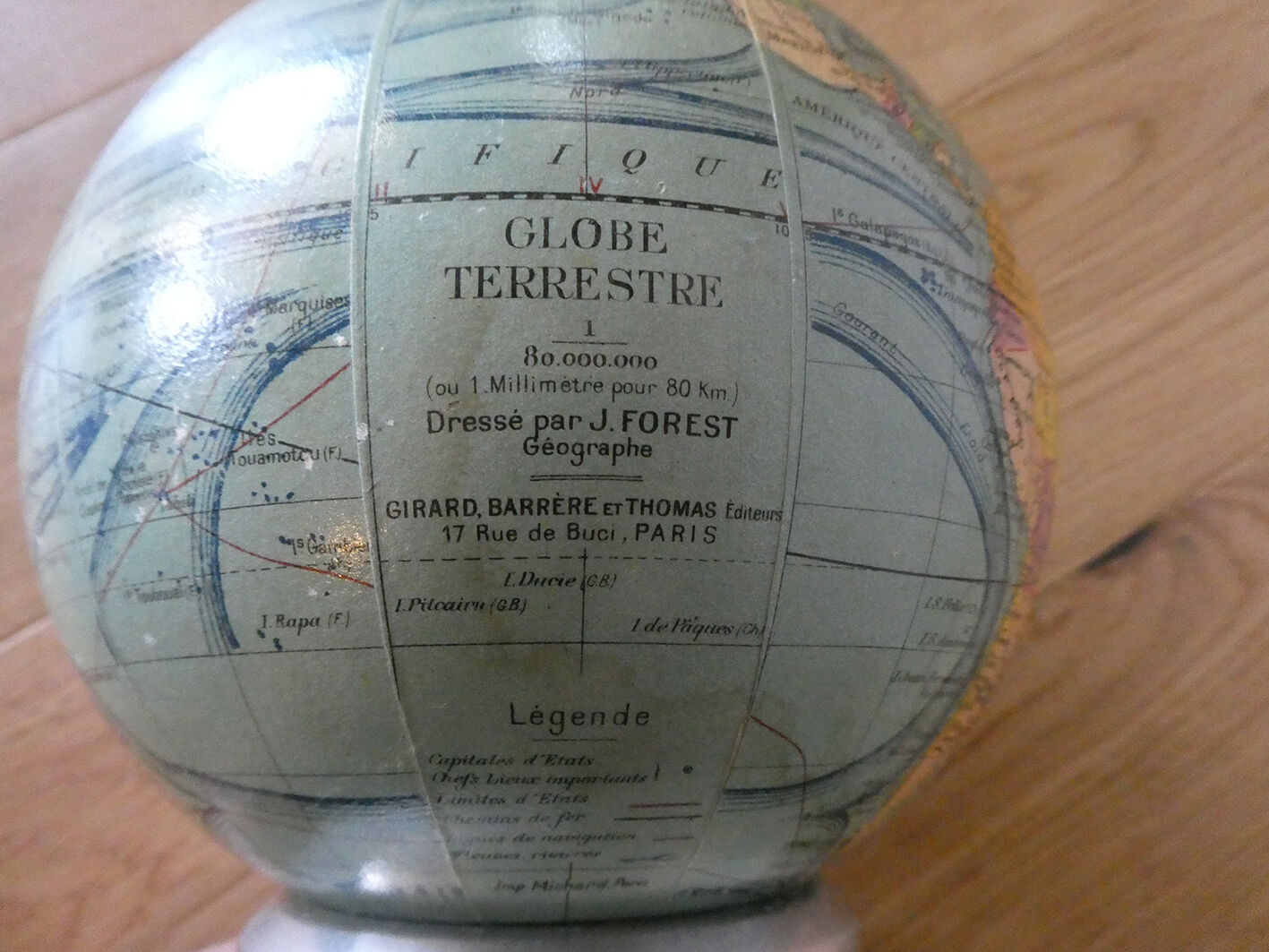 Light earth globe in vintage J-Forest glass from the 1940s