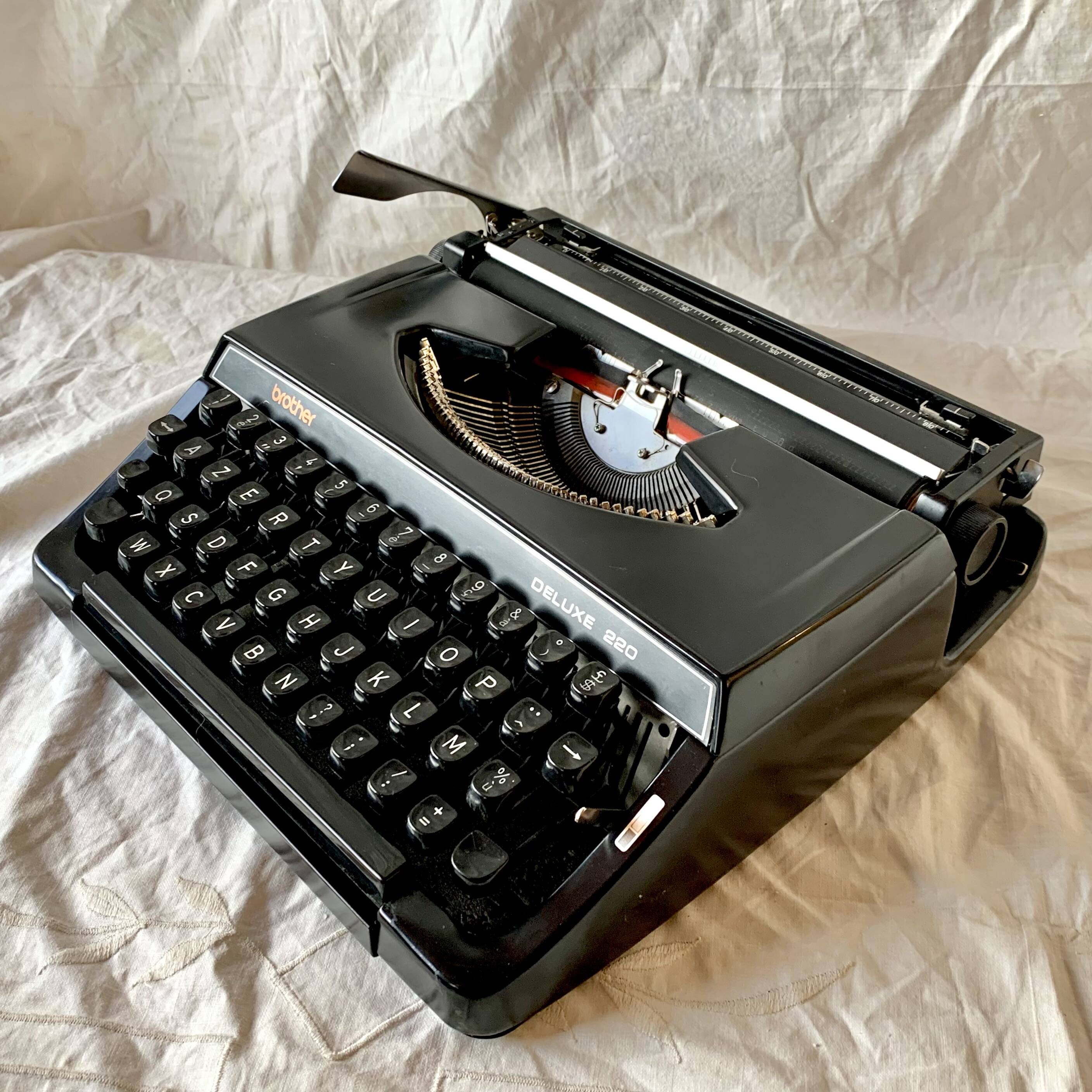 Old Brother 220 Deluxe mechanical typewriter - Made in Japan
