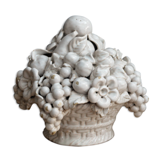 Corbeille ornementale à décor de  fruits en trompe l'œil