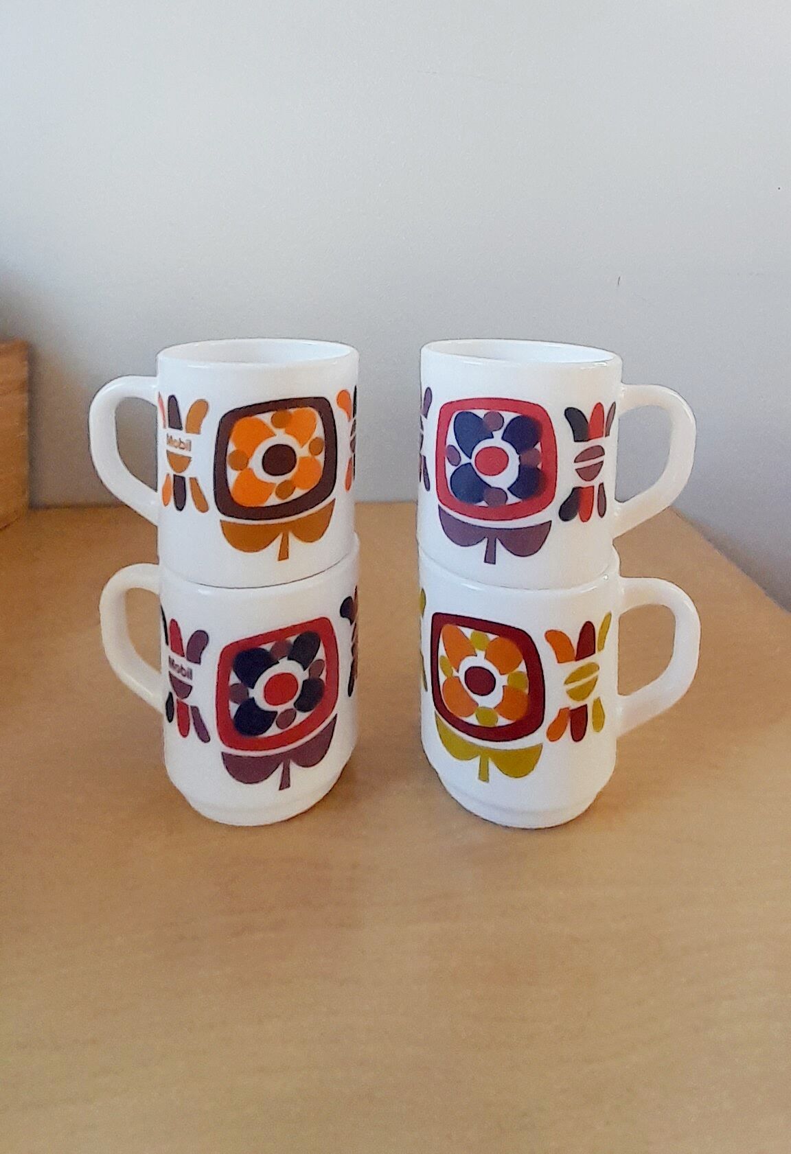 Mobil Arcopal 70s tableware set.