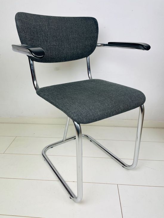 Chaise en porte-à-faux grise