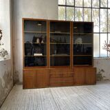 Mahey bookcase in elm and XXL brass