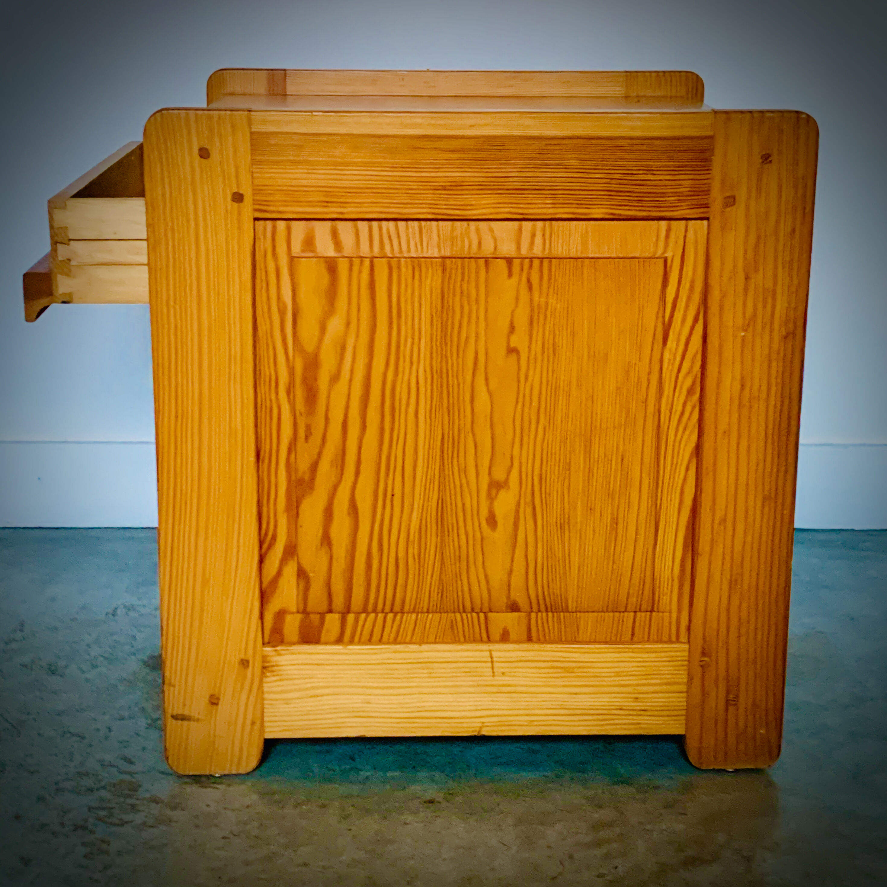 Table de chevet avec tiroir en pin blond massif vernis 1970