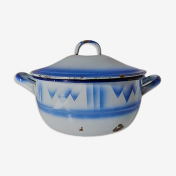 Soupière émaillée bleu à décor de pochoir