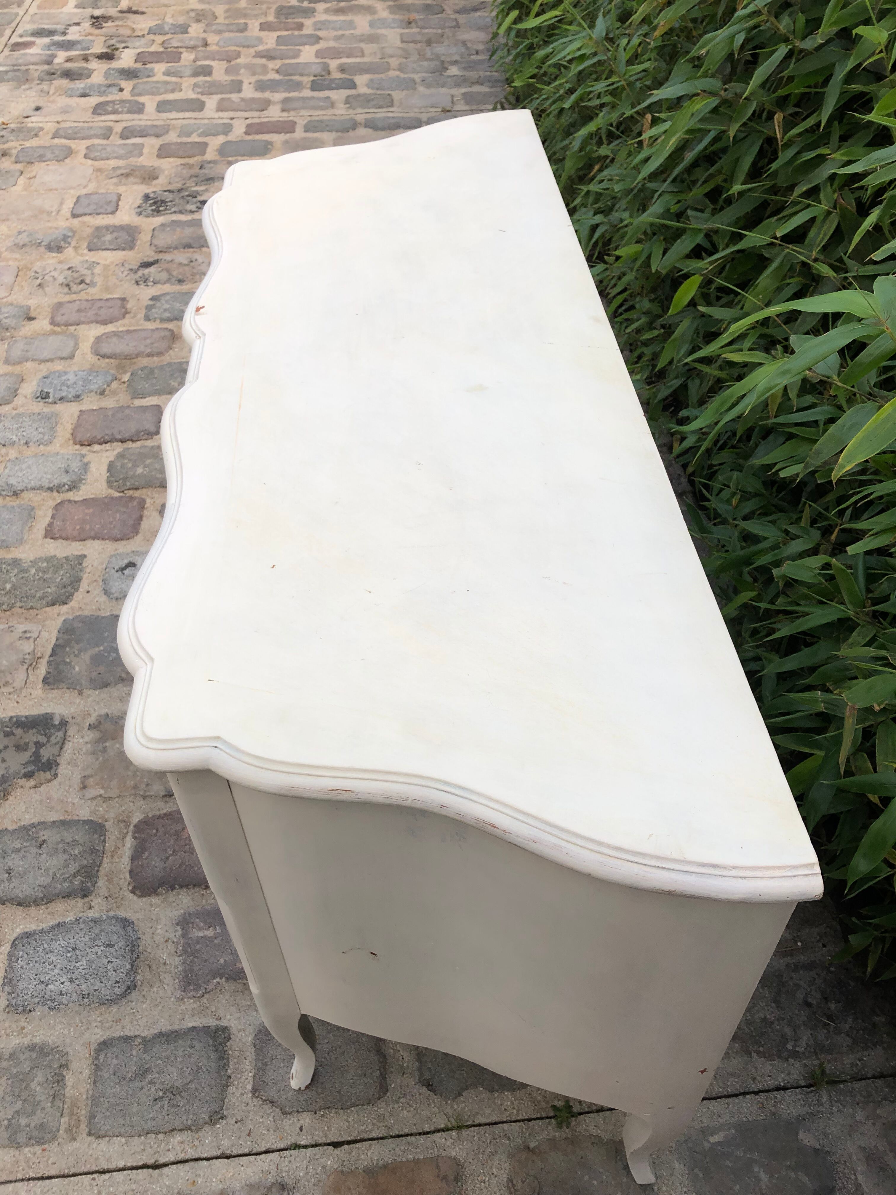 Commode blanche de style Louis XV