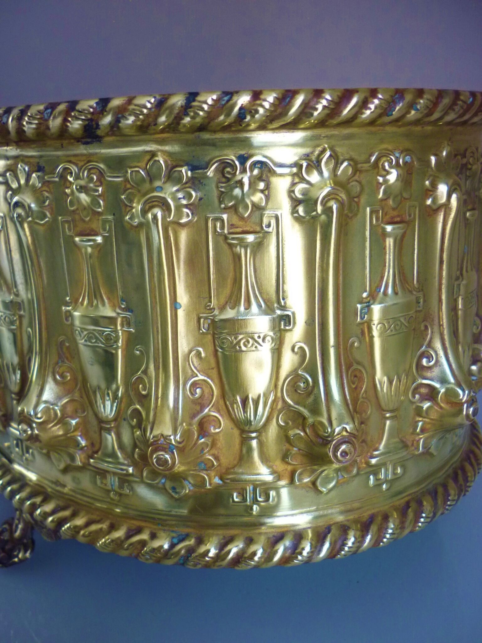 Old planter, repelled brass, nineteenth century, antique décor