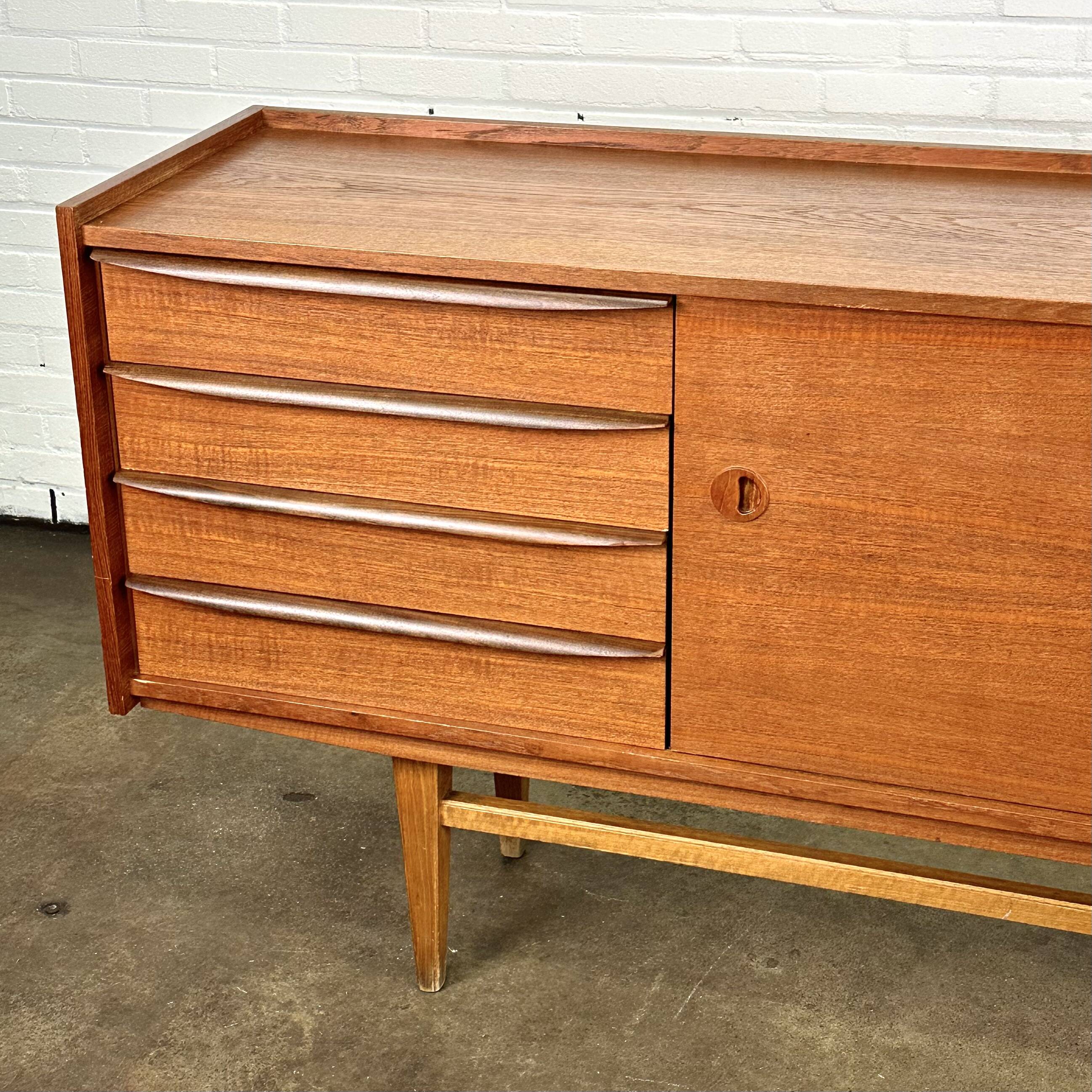 Buffet vintage du milieu du siècle
