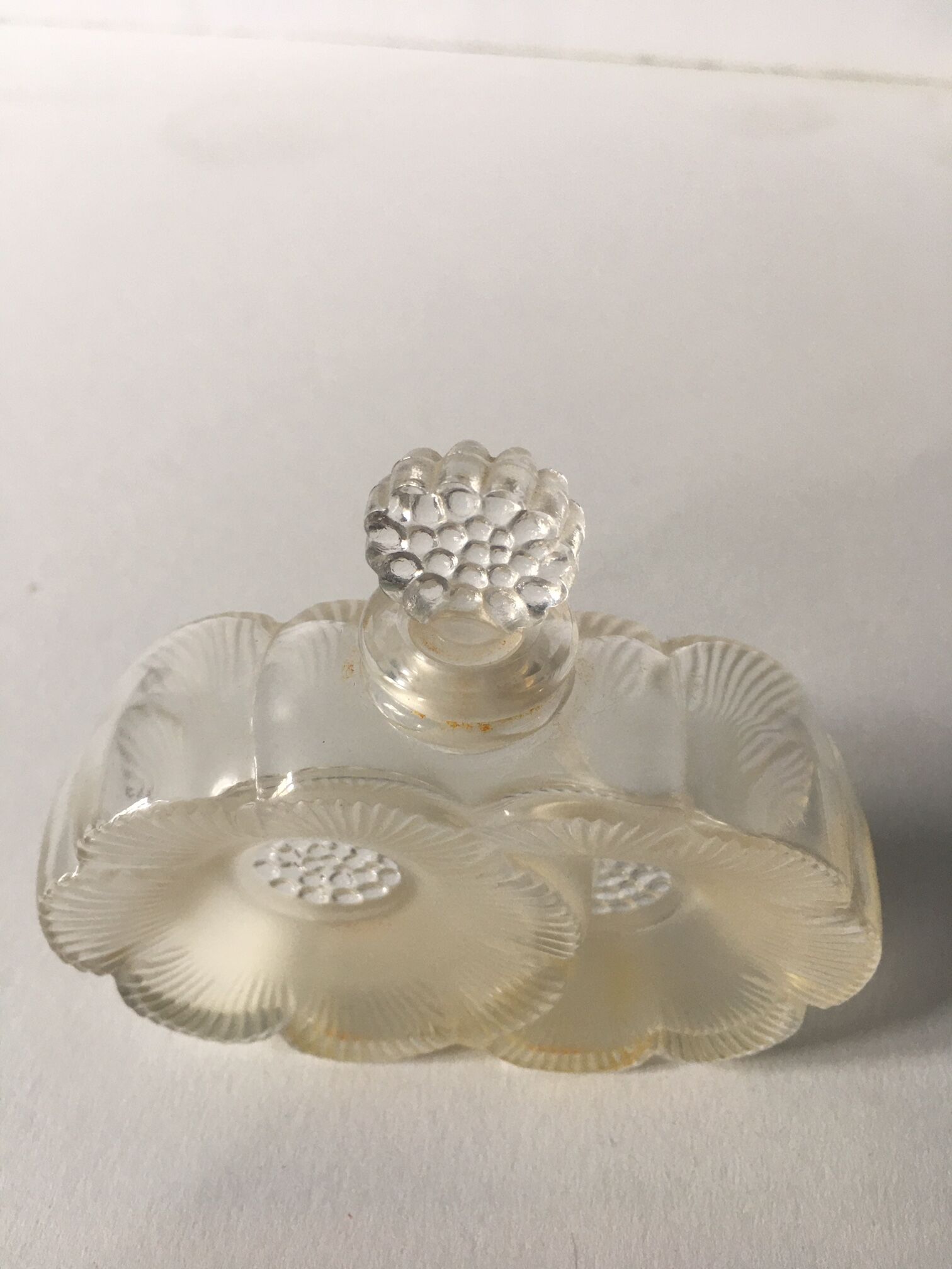 Ensemble de trois bouteilles de parfum Guerlain " Abeilles " avec une bouteille de parfum Lalique