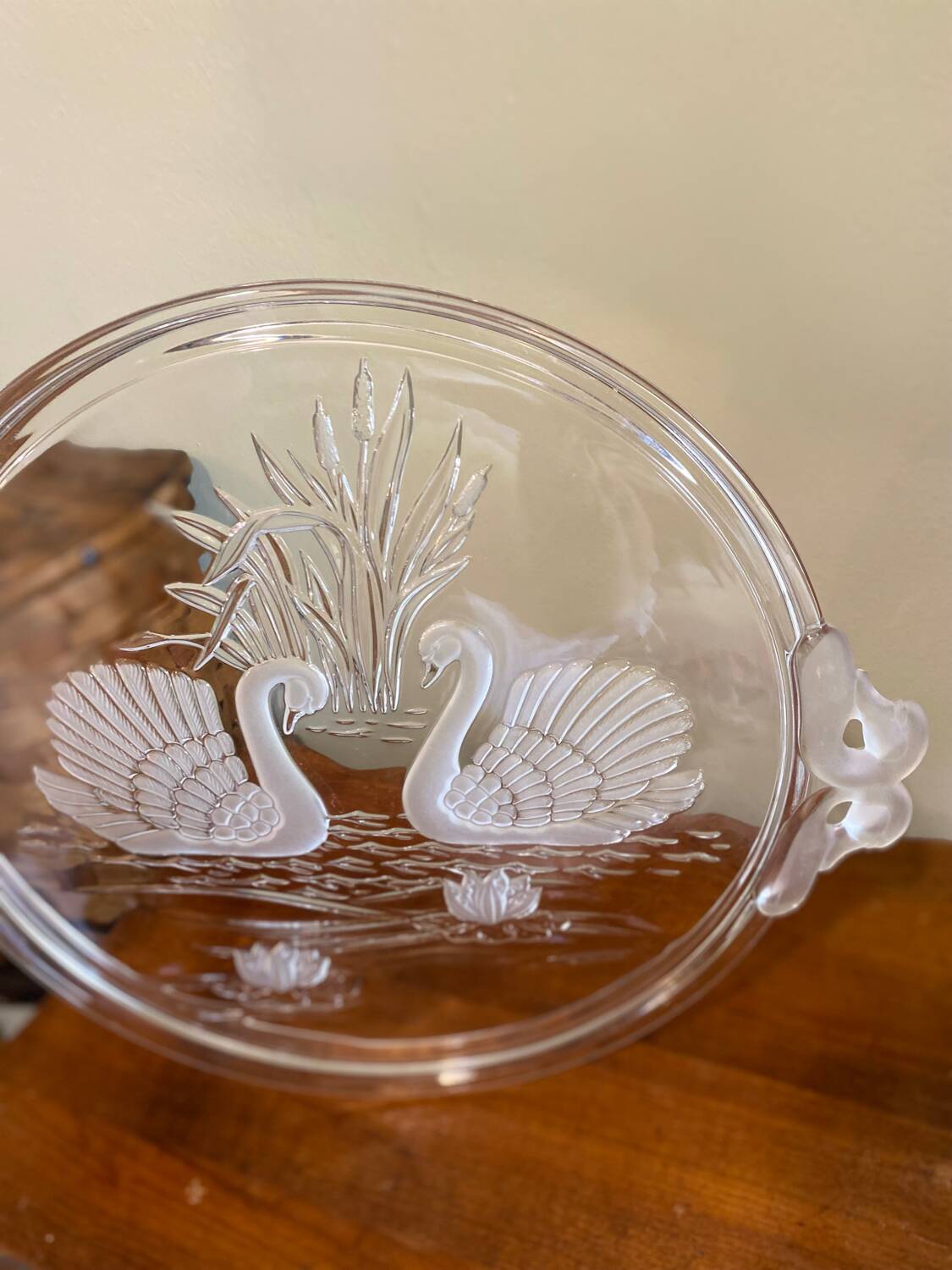 Glass tray with swan decor