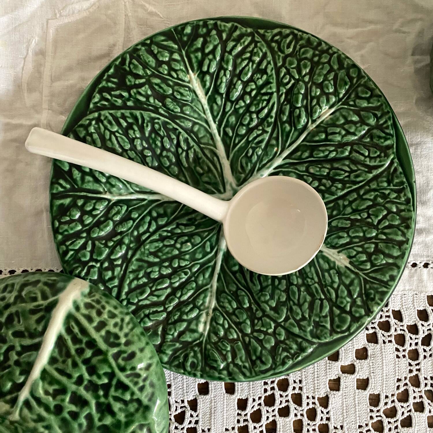 Soupière et plat en barbotine chou