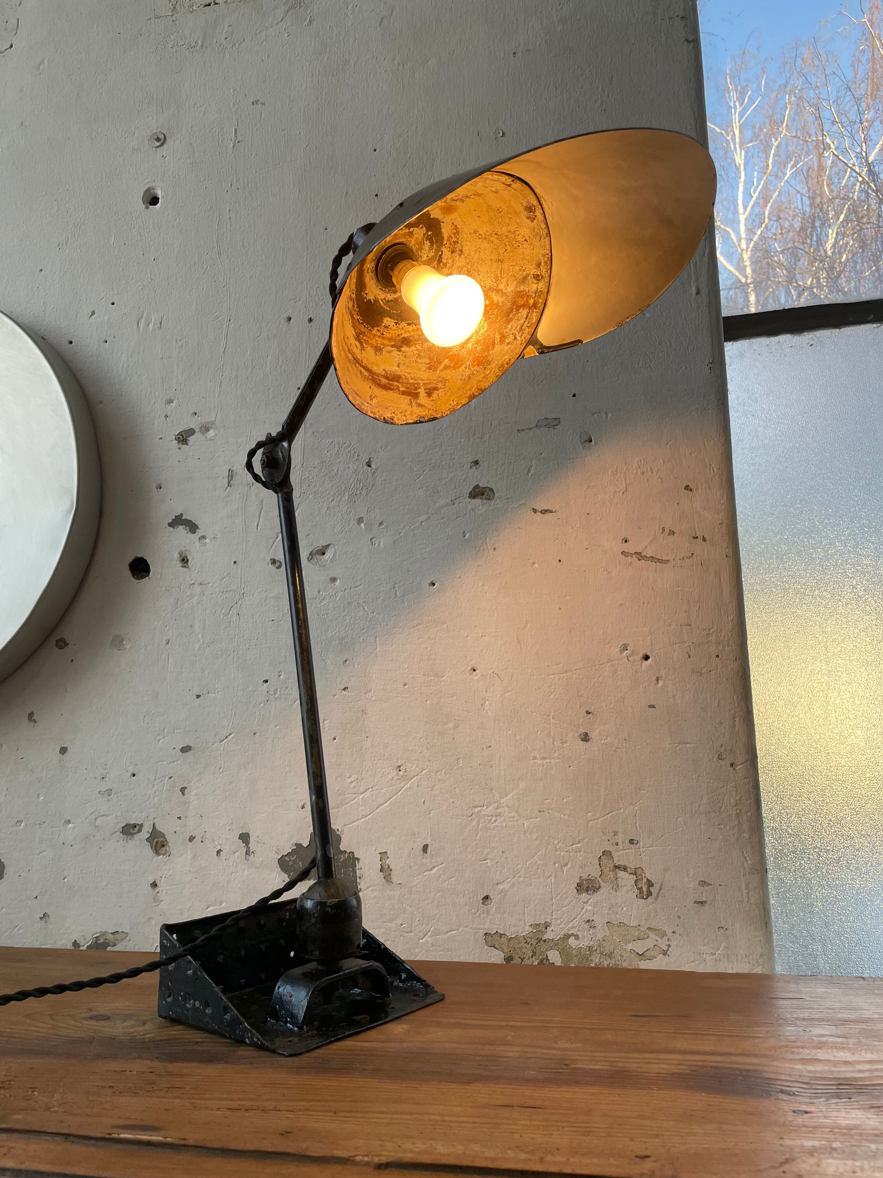 Articulated workshop lamp ravel ball joints