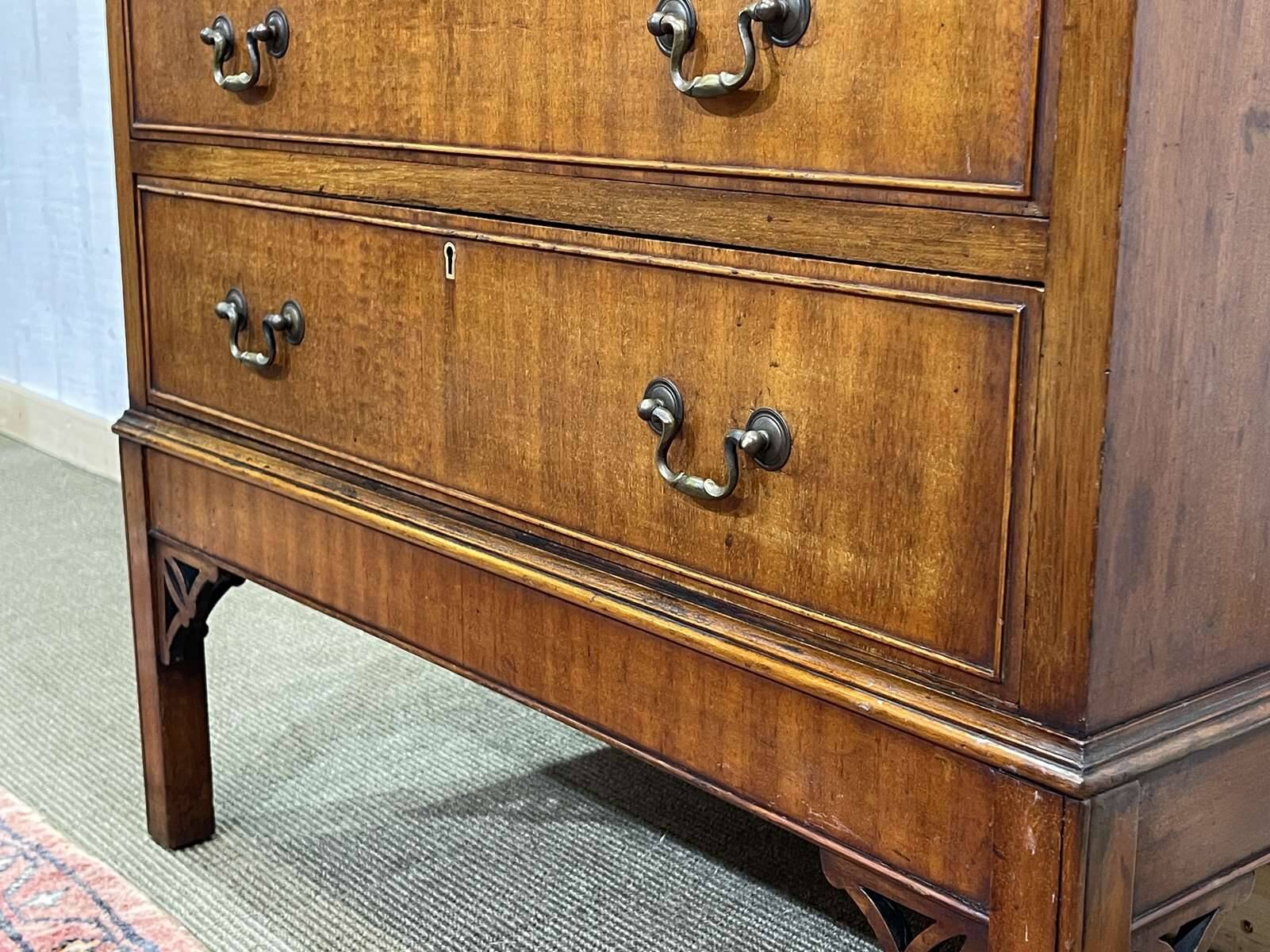 Bureau dos d'âne anglais en acajou des années 1930