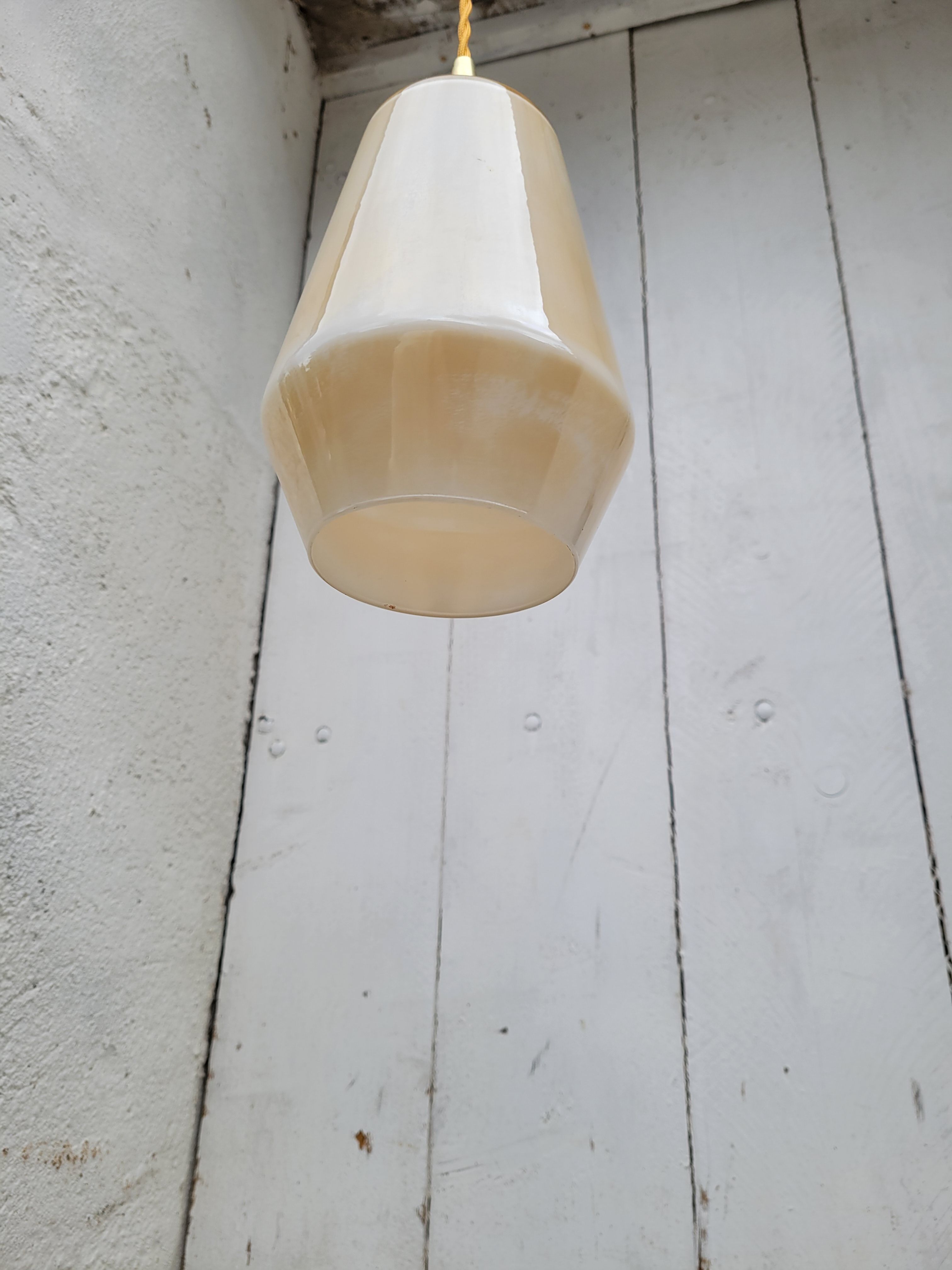 Opaline suspension