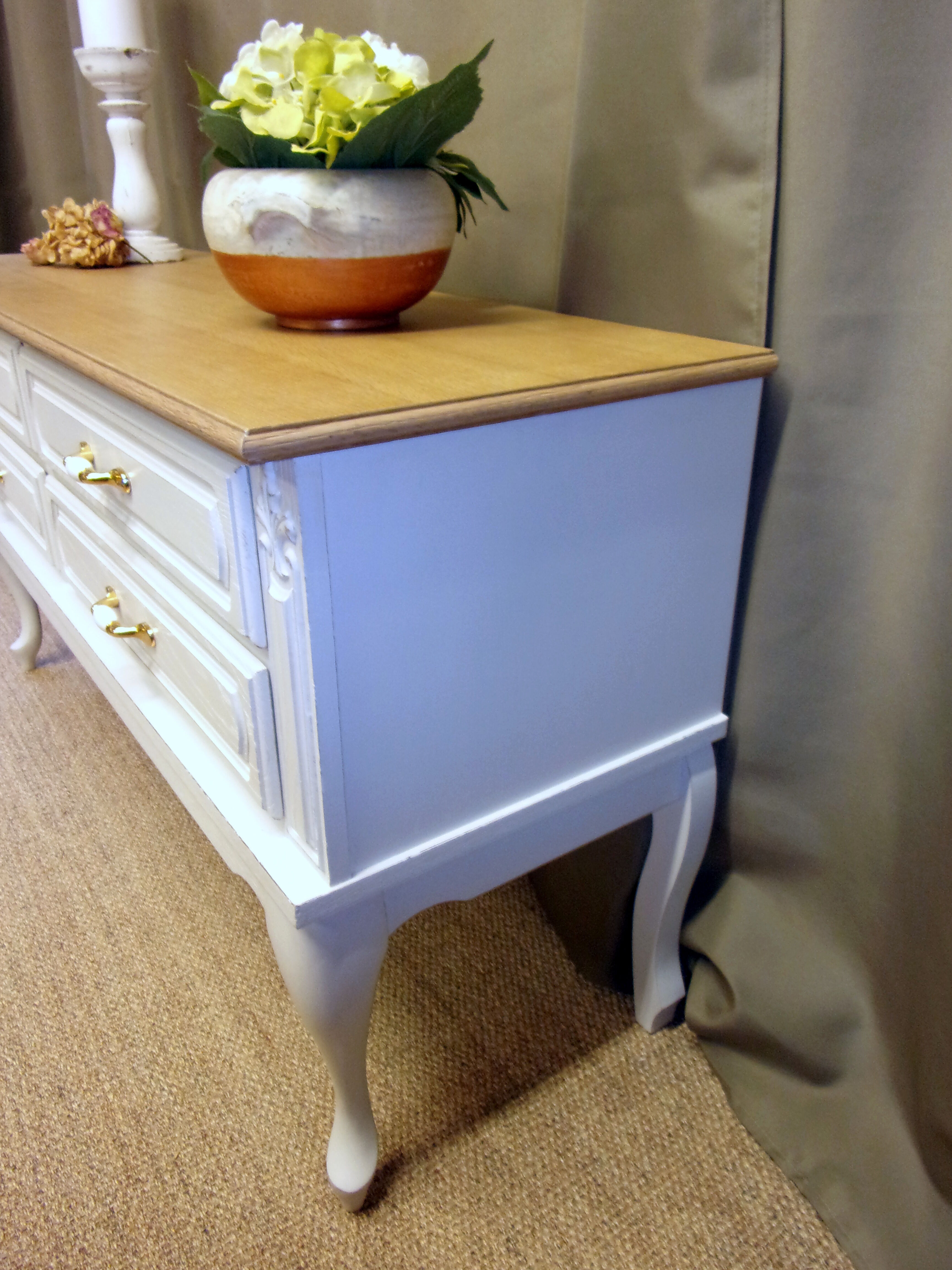 Commode basse meuble TV rangements relooké gris claire et bois naturel