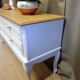 Commode basse meuble TV rangements relooké gris claire et bois naturel