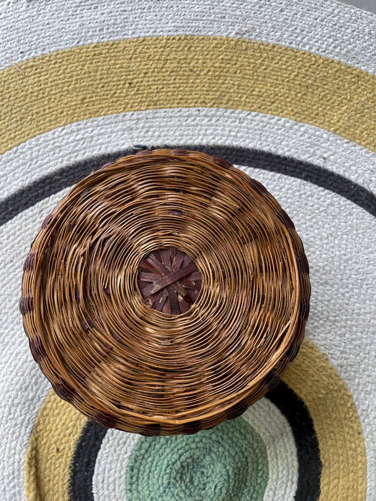 Bicolour wicker basket