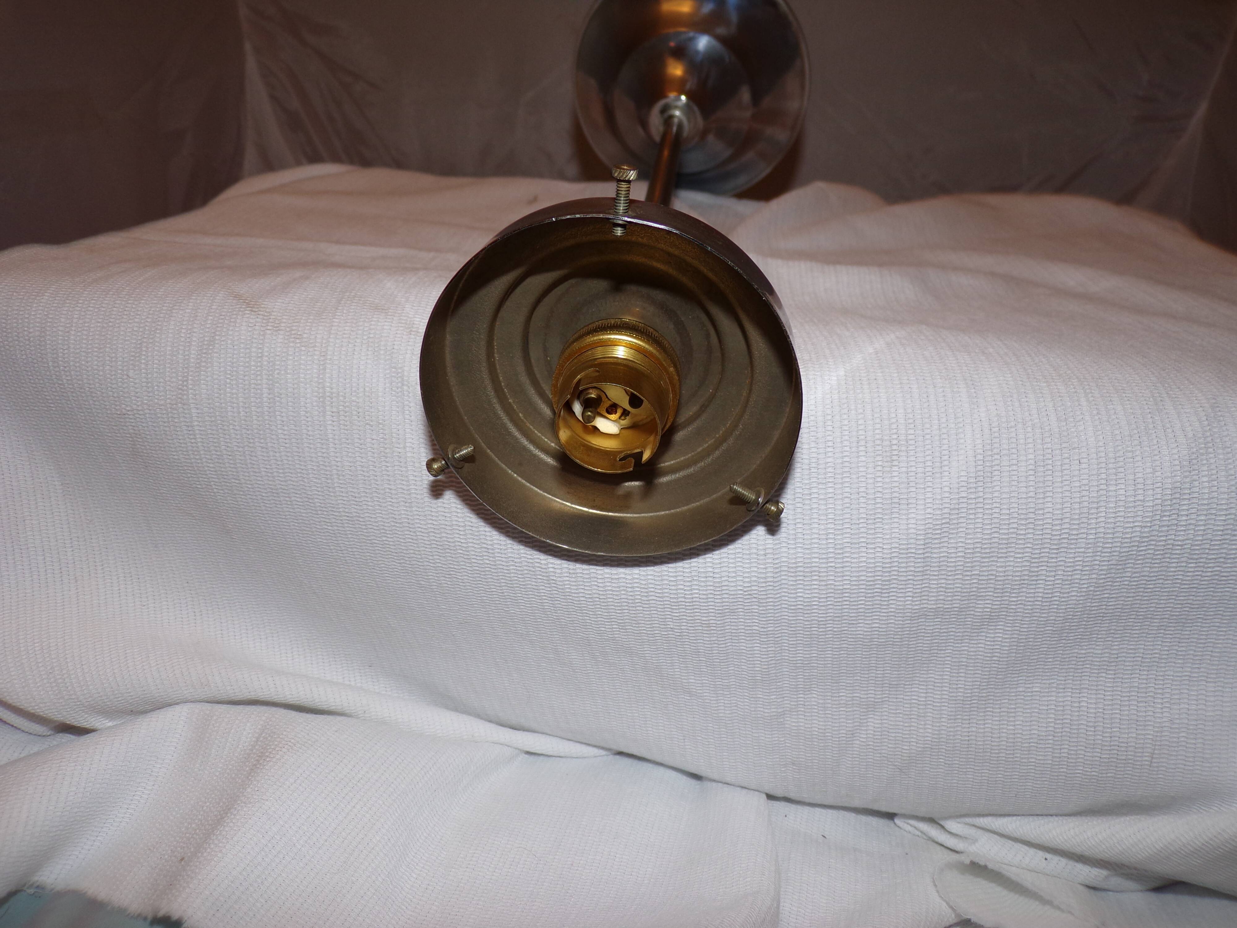 Blue opaline suspension