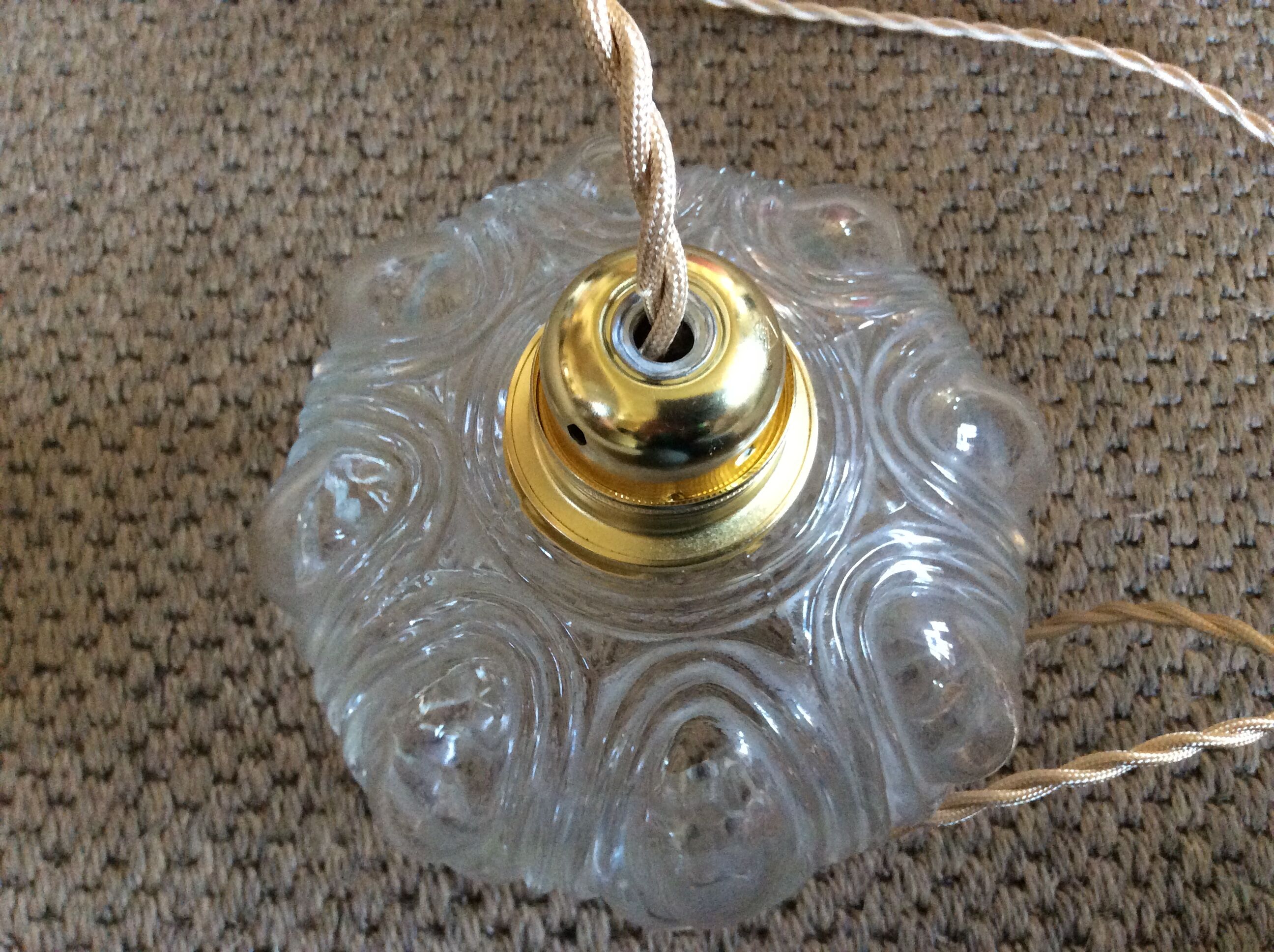 Glass globe suspension