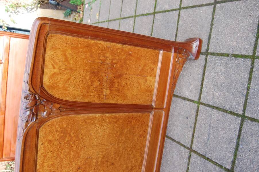 Art Nouveau period bed in mahogany and elm burl from the 1900s