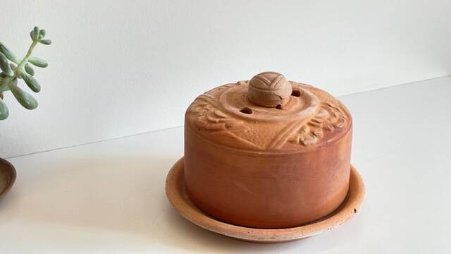 Ancienne Cloche à Fromage Ou Beurrier En Terre Cuite Sculptée - Rouge - Vintage