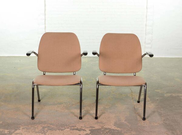 Fauteuils Gispen de Martin de Wit sur structure en acier chromé avec. Accoudoir en bakélite