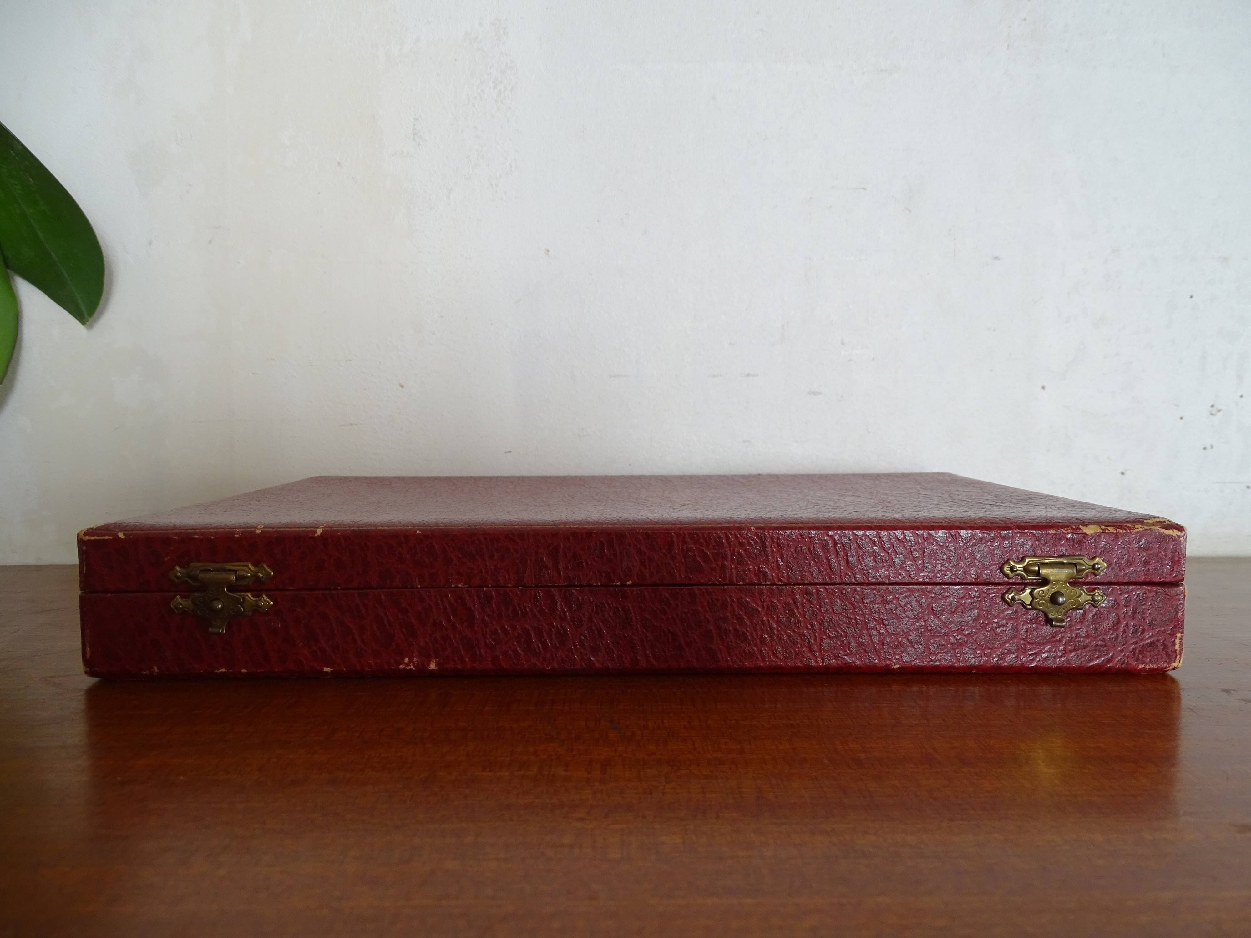 12 Art Deco knives 1930 bone or bakelite sleeves in case