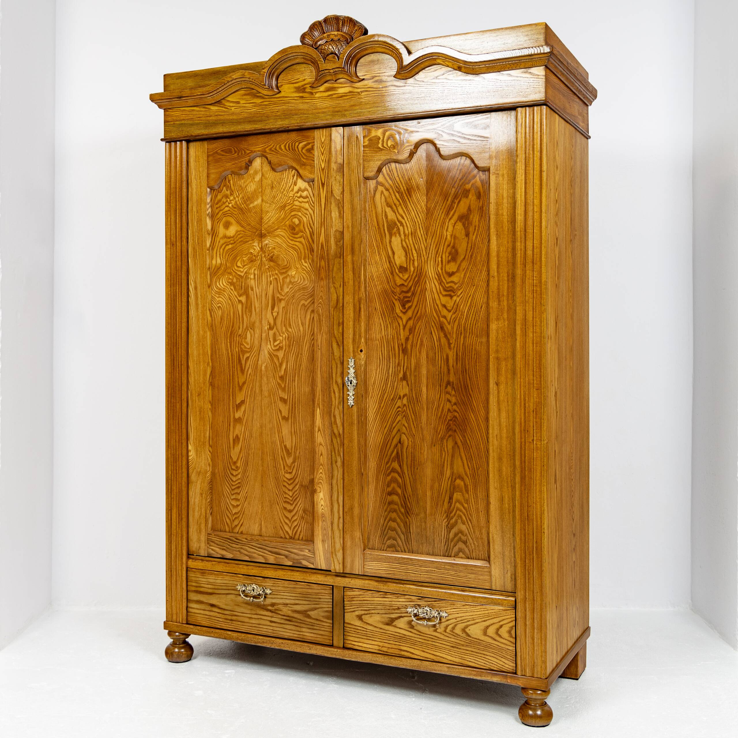 Armoire Louis-Philippe en frêne massif - 1835-1850