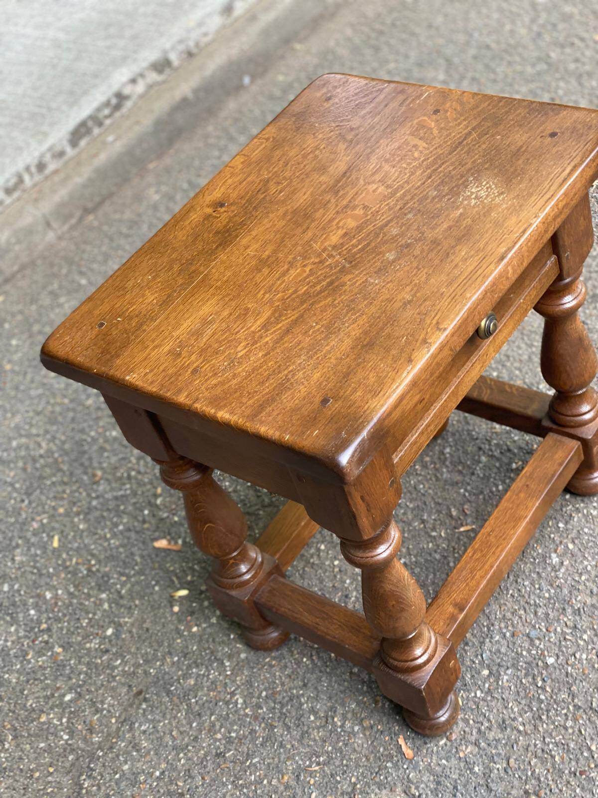 Tabouret table de chevet espagnole en chêne massif années 50