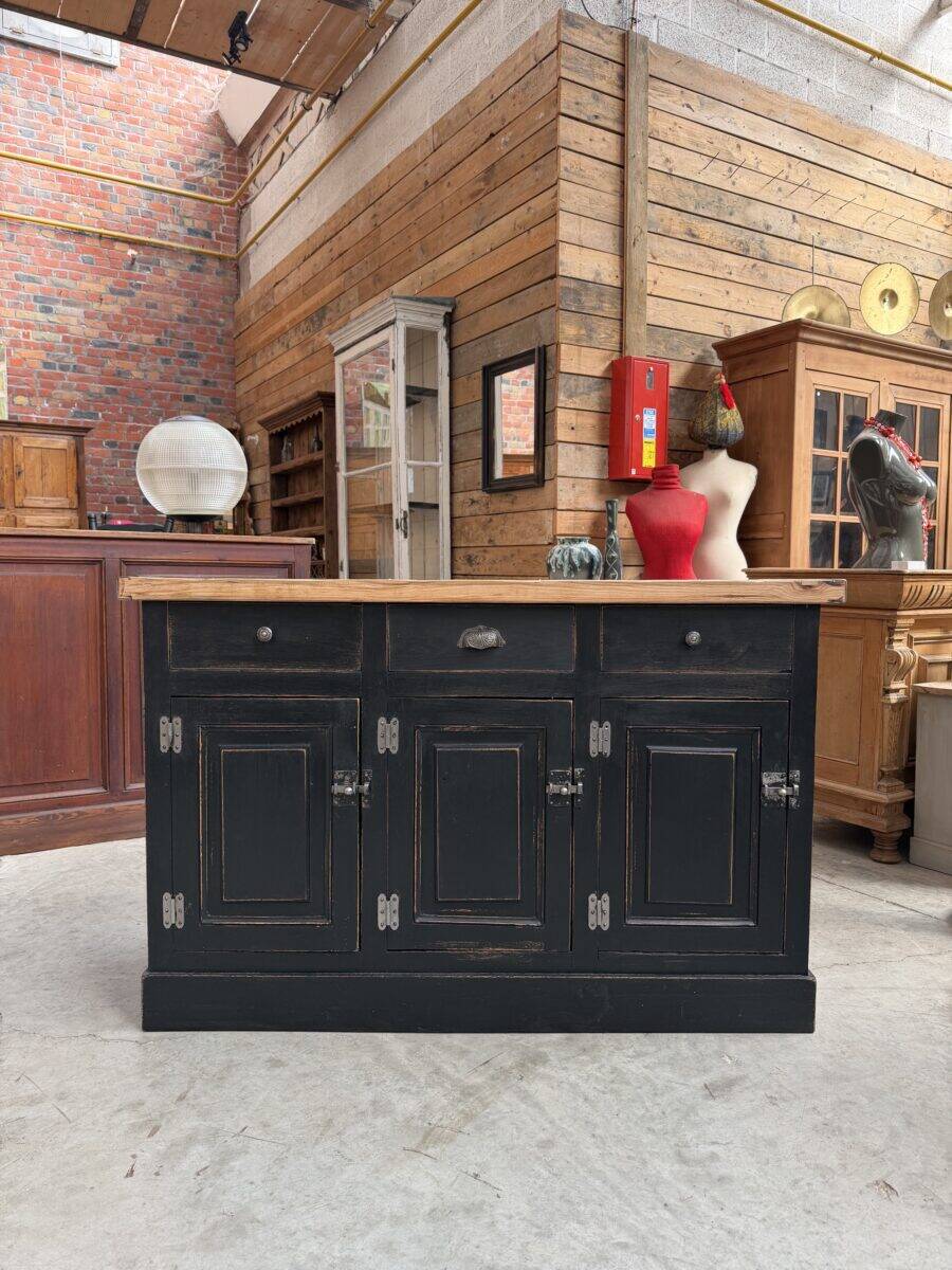 Double-sided furniture from the early 20th century.