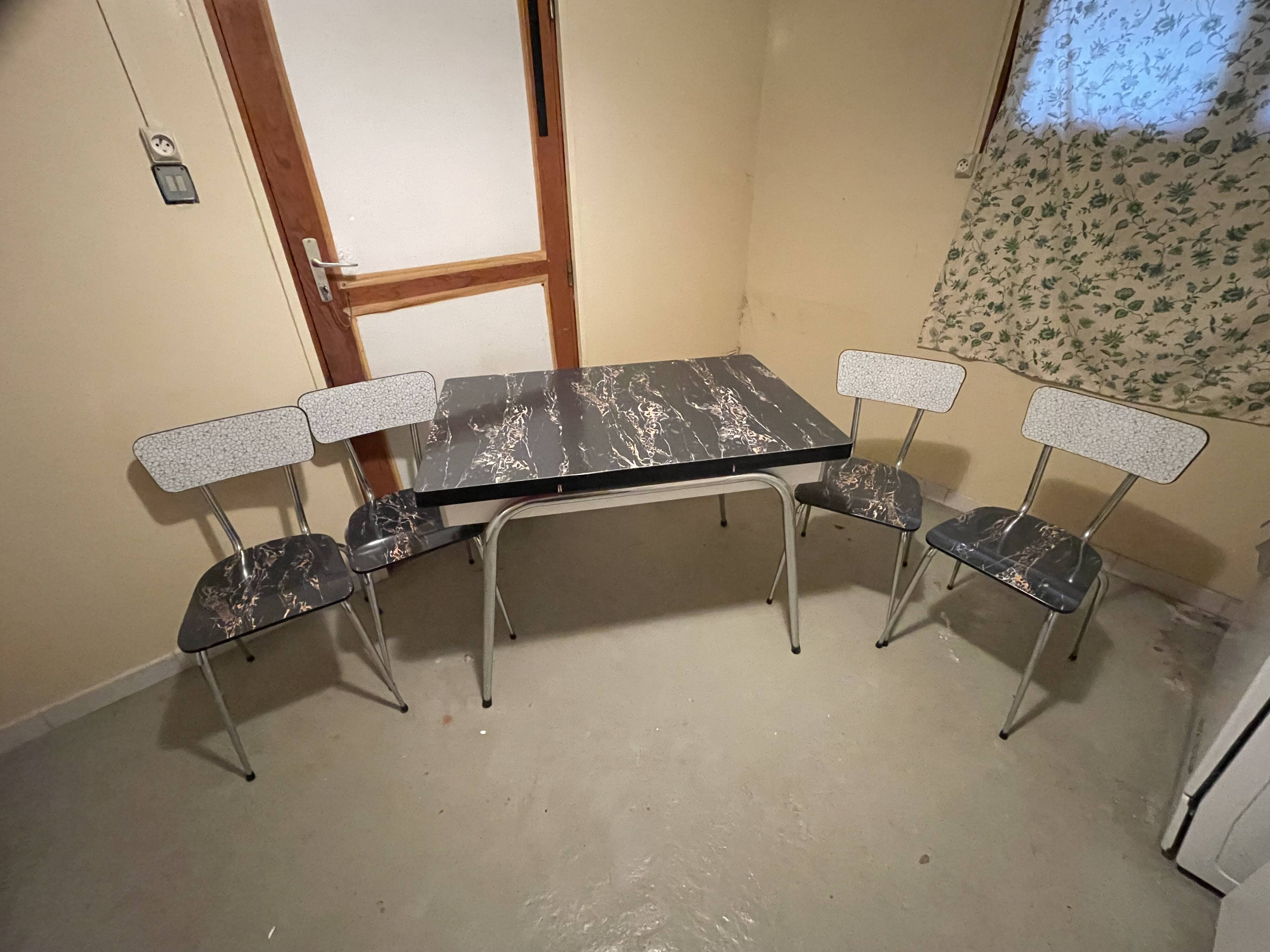 Table and 4 chairs in Formica.