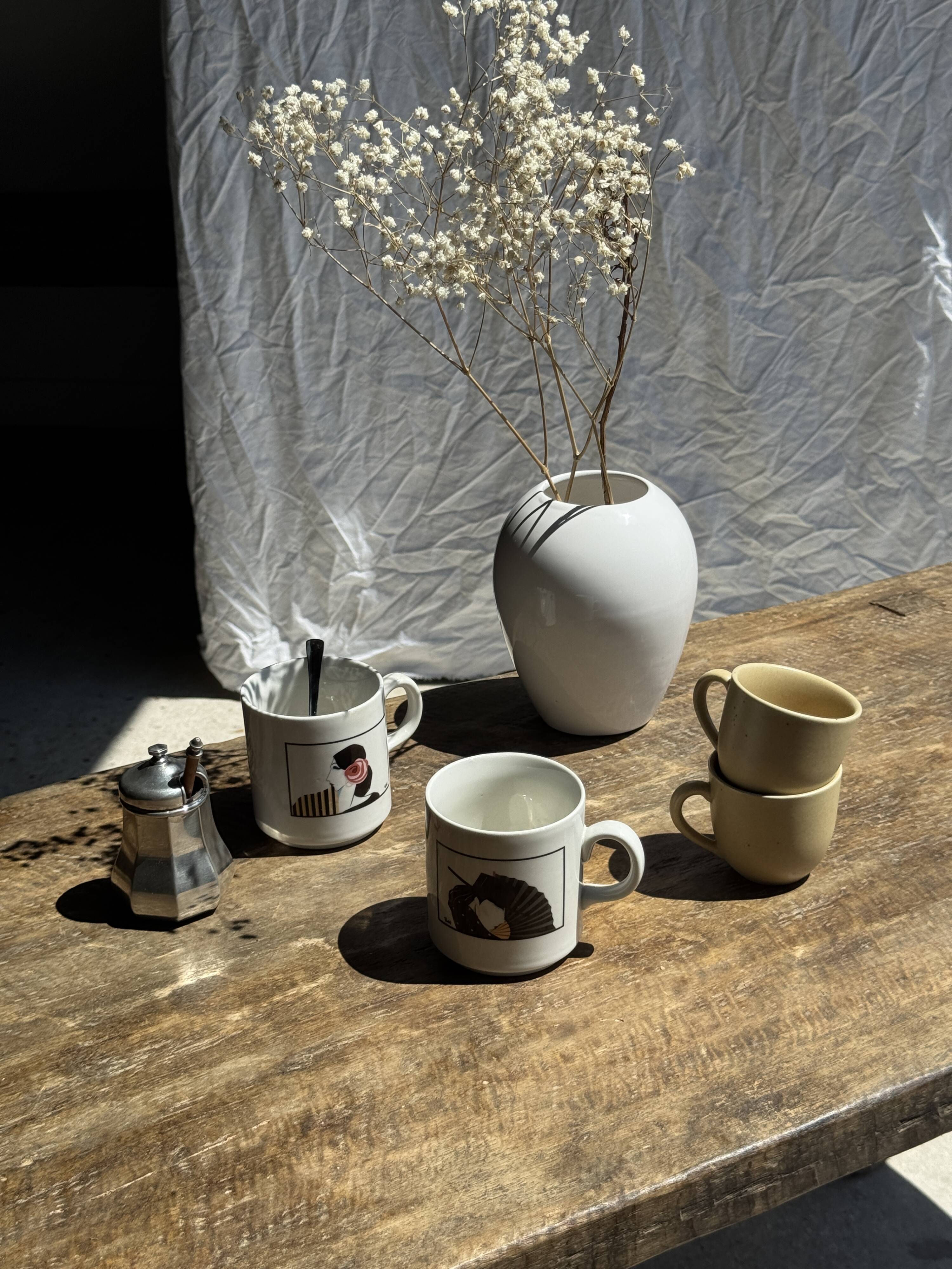 Pair of mugs with stylized Italian women motifs
