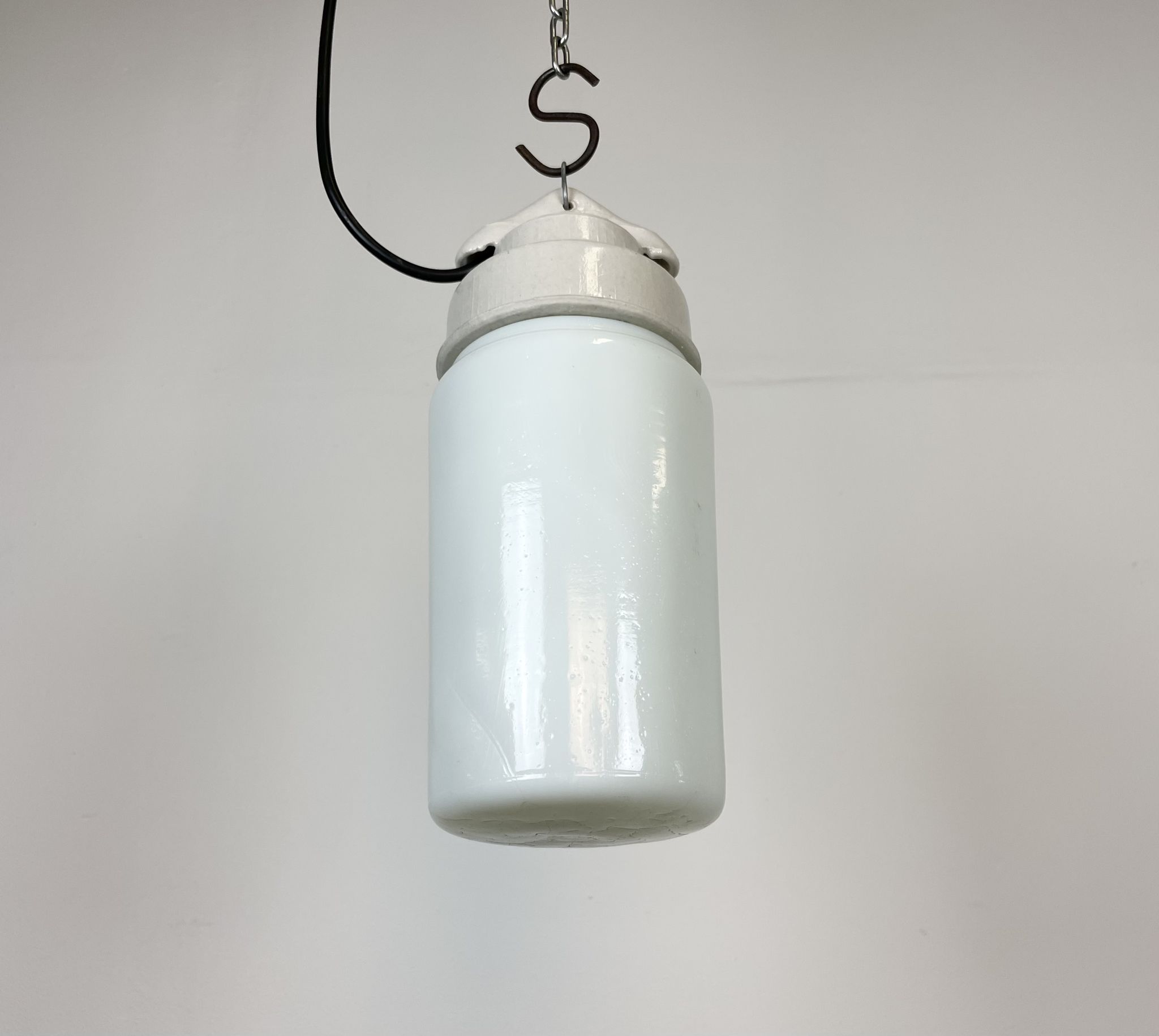 Suspension en porcelaine blanche industrielle avec verre opale, années 1970
