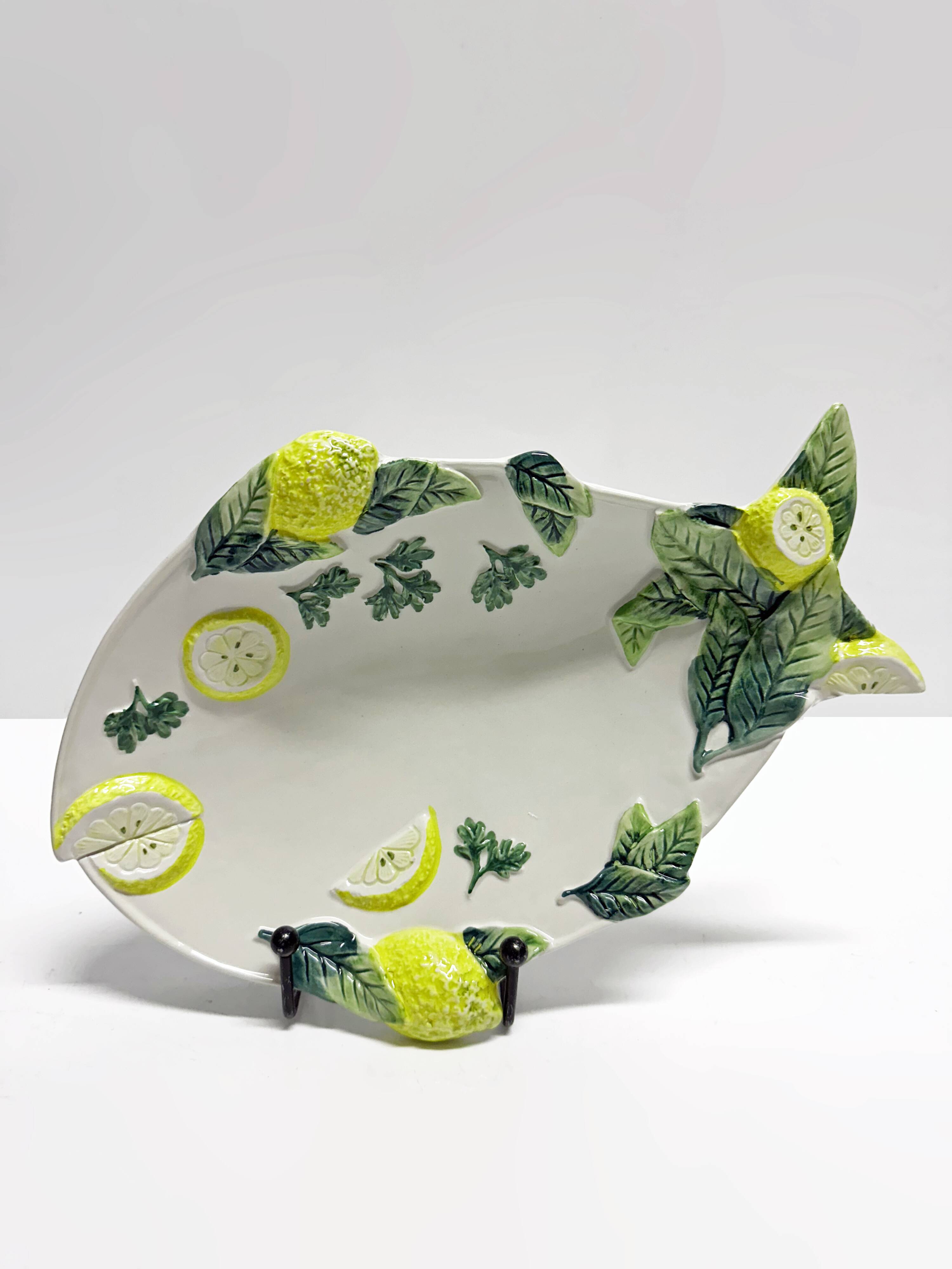 Set of 8 Italian fish plates in Barbotine ceramic.