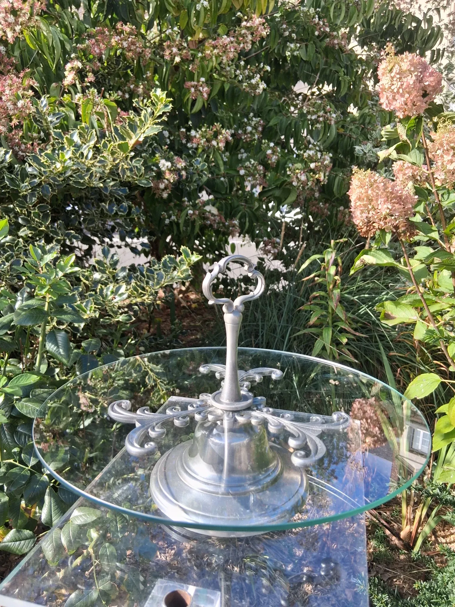 Very nice glass serving stand in very good condition.