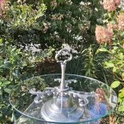 Very nice glass serving stand in very good condition.
