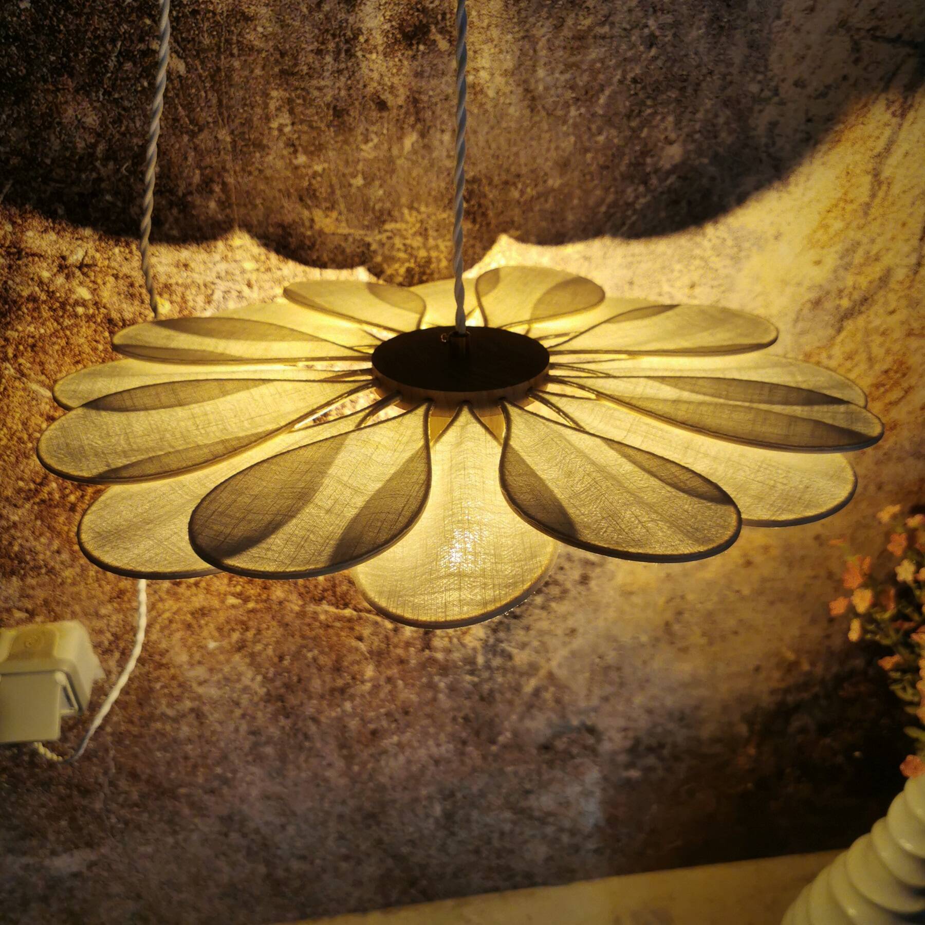 16-petal flower lamp in rattan and white linen