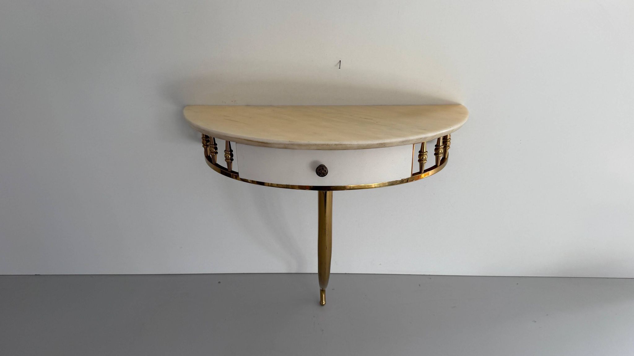 Console murale flottante avec tiroir, corps en laiton et plateau en marbre, années 1960, Italie