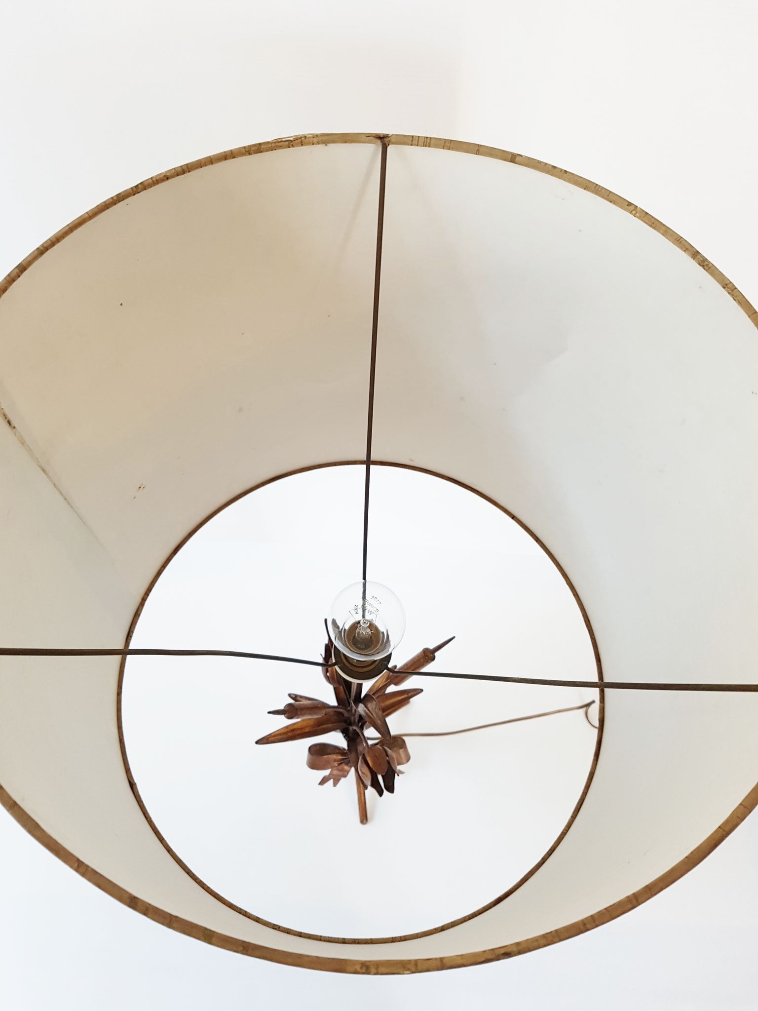 Lampe de table en métal doré 1970