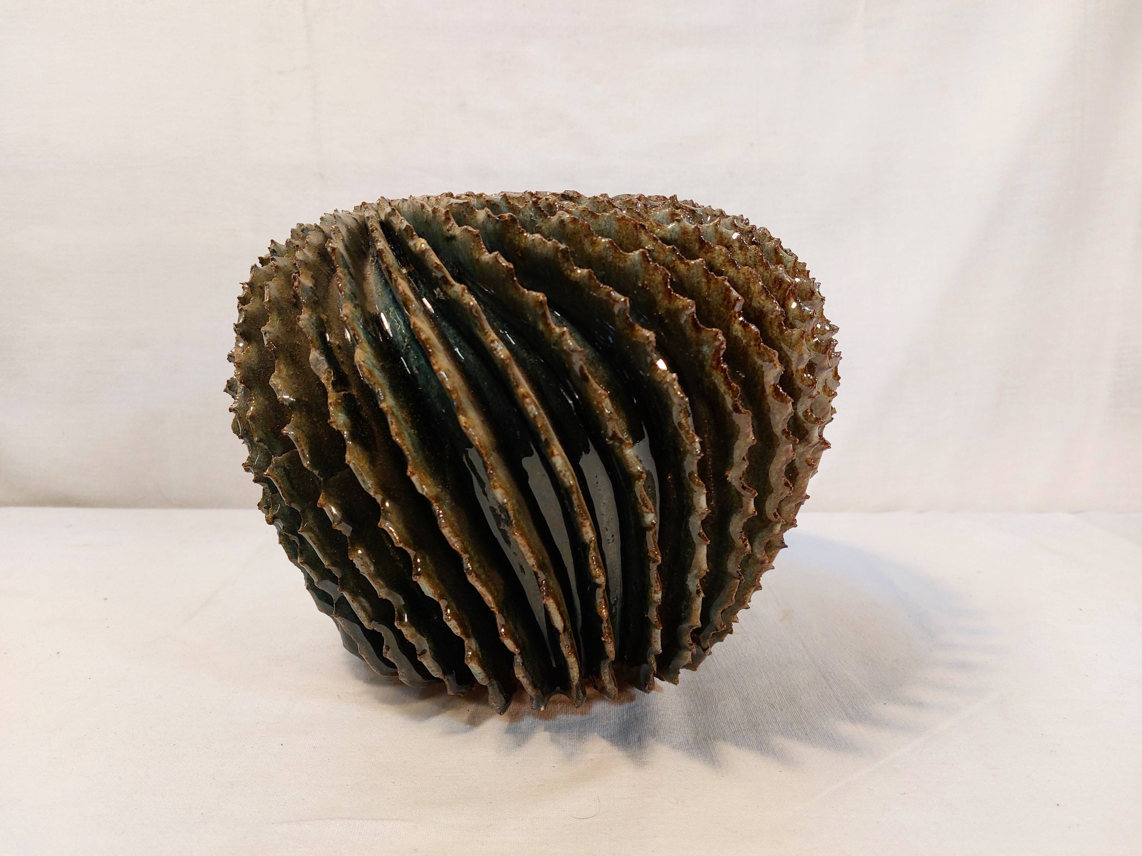 vase boule à ailettes torsadées