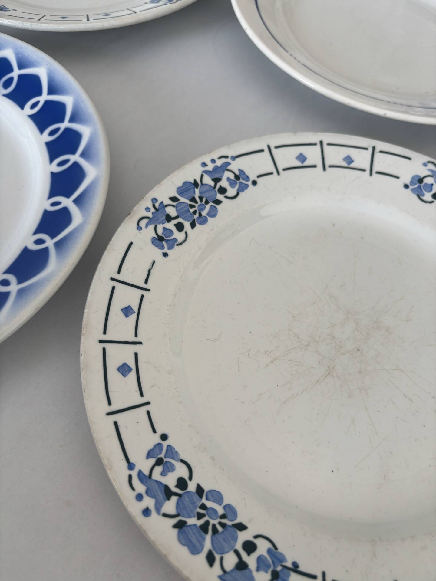 Lot of 4 antique earthenware plates from 1950, Saint Amand - plates bl
