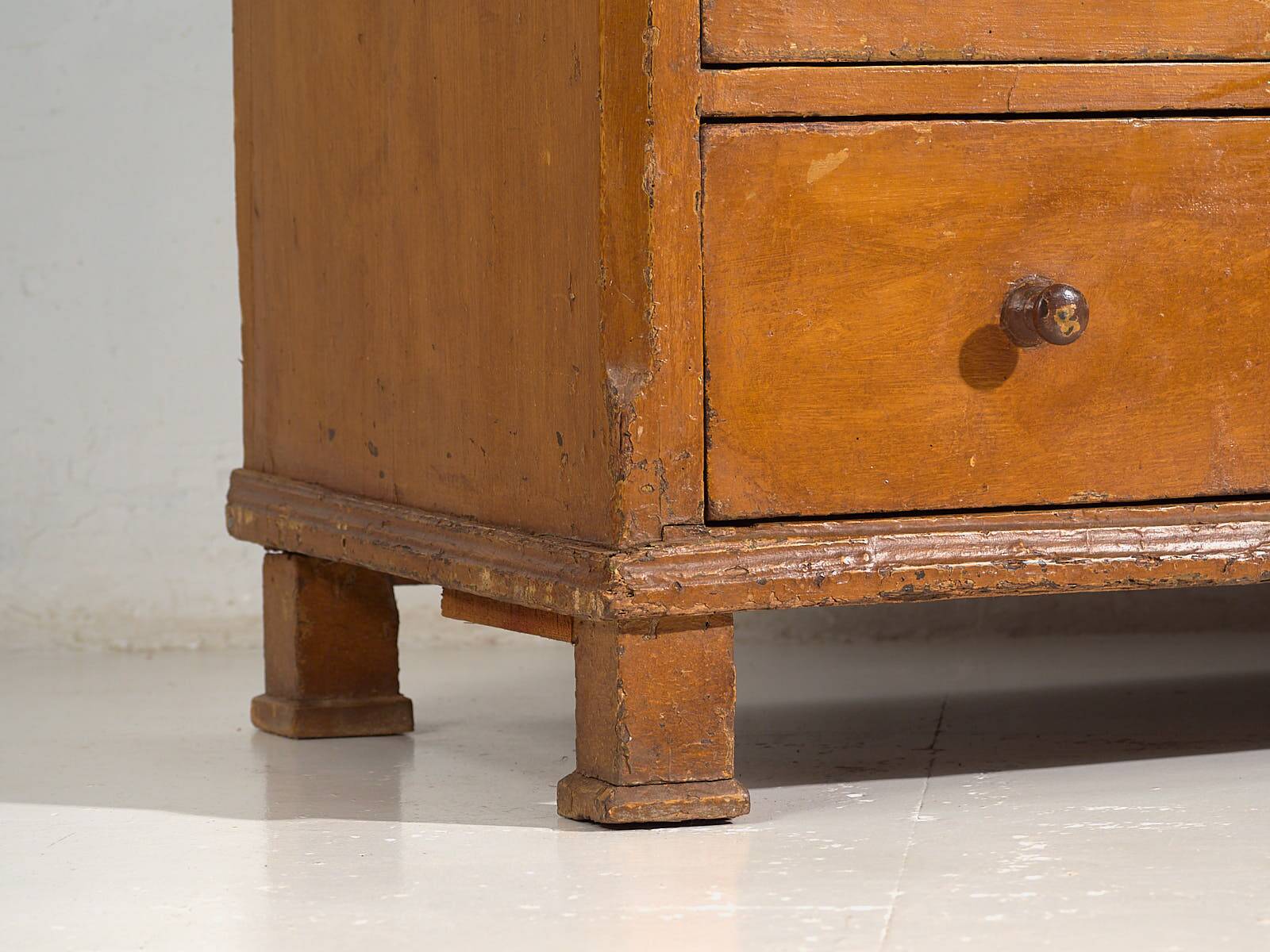 Commode ancienne à trois tiroirs (vers 1920)