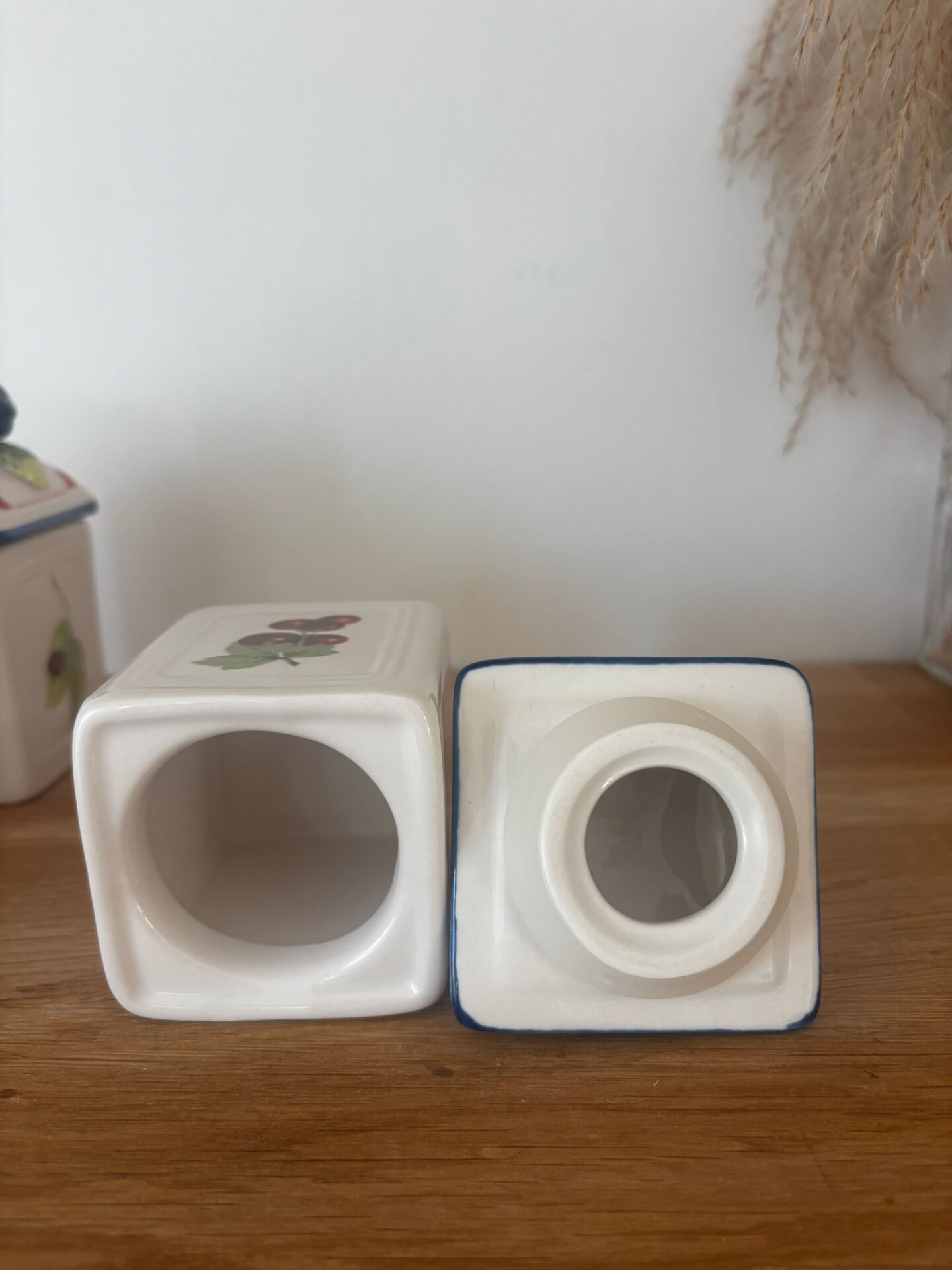 Set of 3 beautiful fruit barbotine pots by Villeroy and Boch.