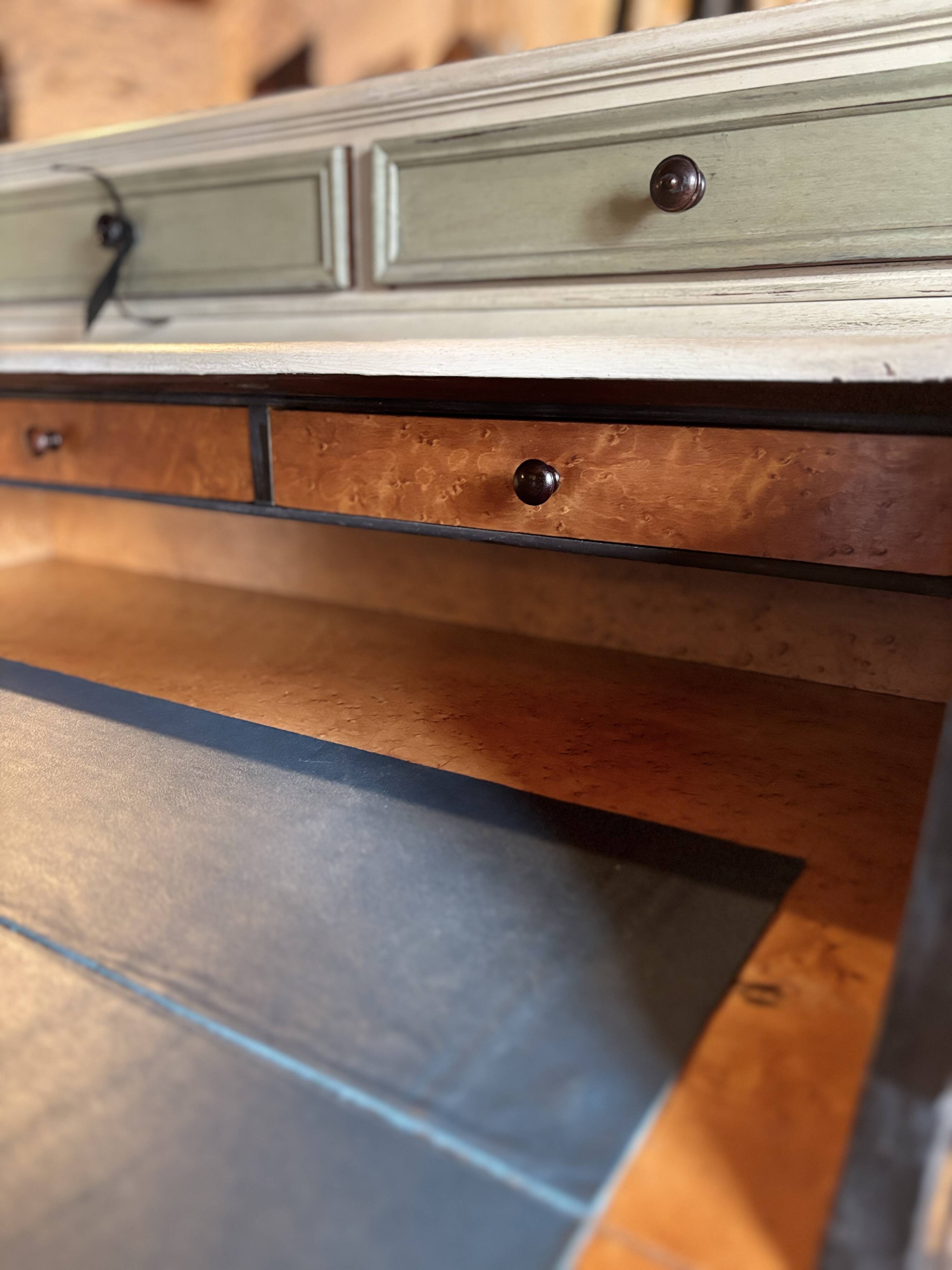 Cylinder desk, between light and the gentleness of time