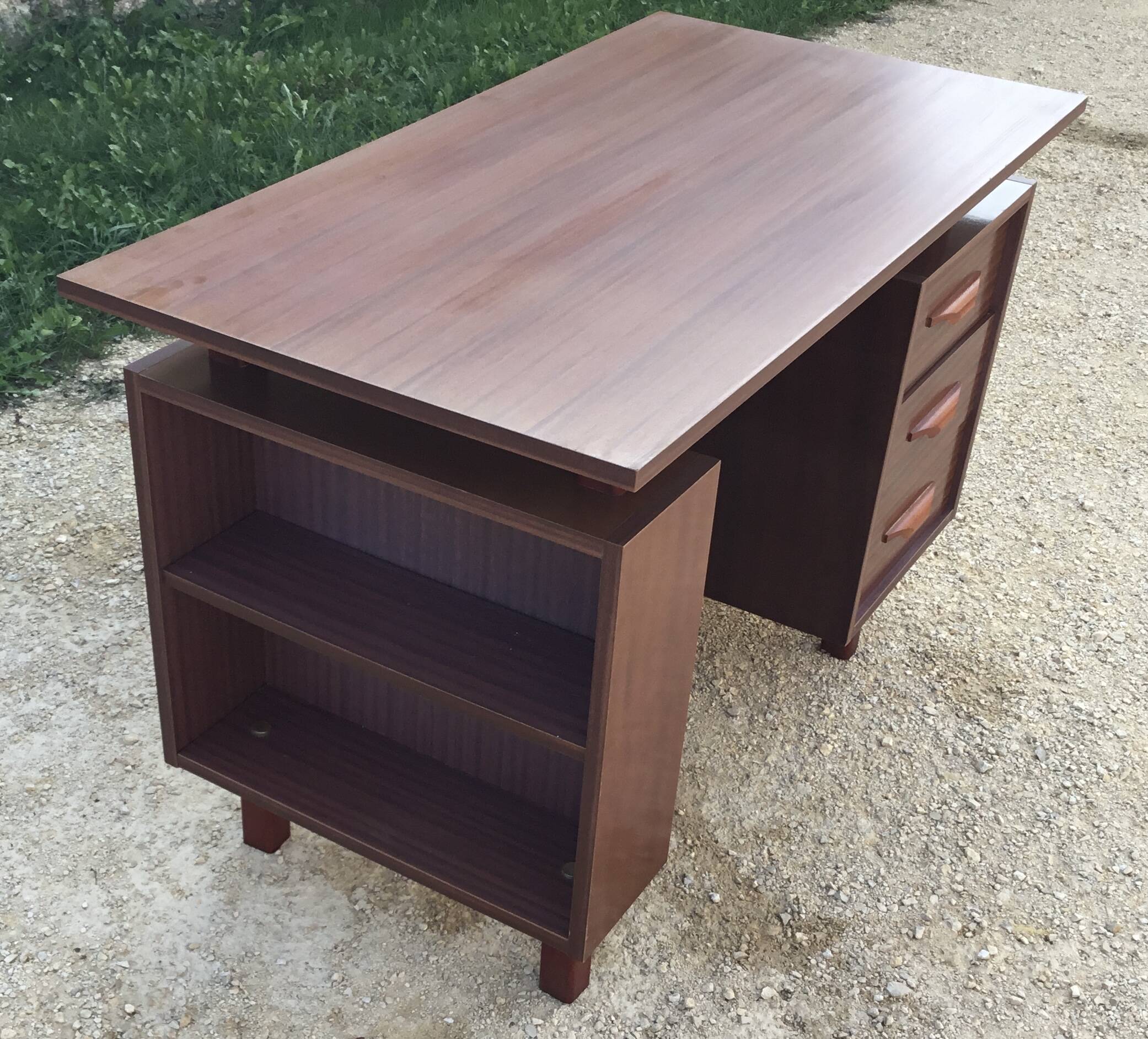 1980s mahogany veneered desk